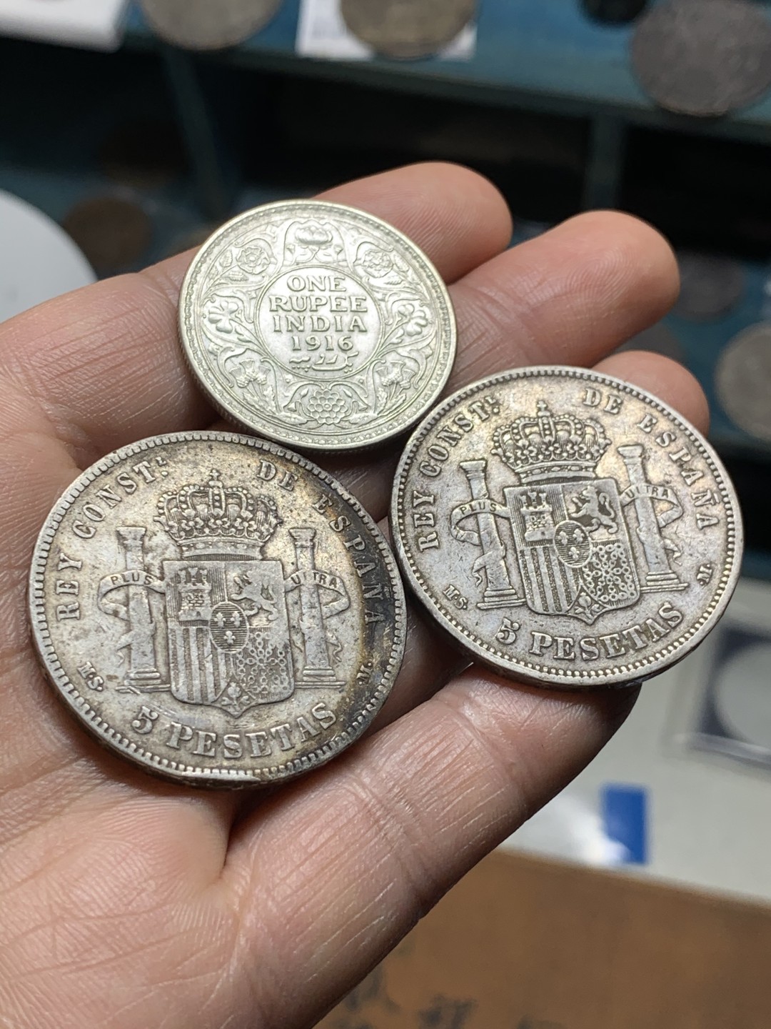 《竞宝斋》第38场-本周一 （全场顺丰包邮） 西班牙双柱5比塞塔两枚+印度卢比一枚 双柱1882（82）MSM+1885（87）MSM 传世老包浆 1885月牙彩 味道一流；卢比1916B MS品相 转光明显 深打细节优秀