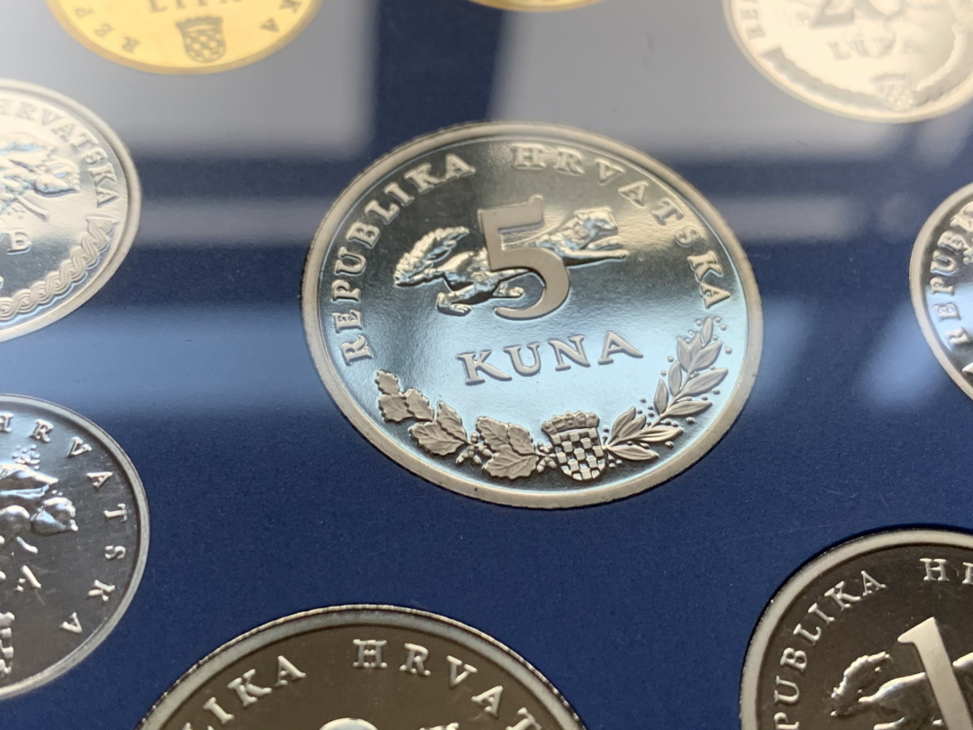 《竞宝斋》第38场-本周一 （全场顺丰包邮） 克罗地亚2004年原装9枚精制套币 纪念国家货币10周年特别版，1库纳是独立编号独年份非普通版本，全套发行量仅2000套！