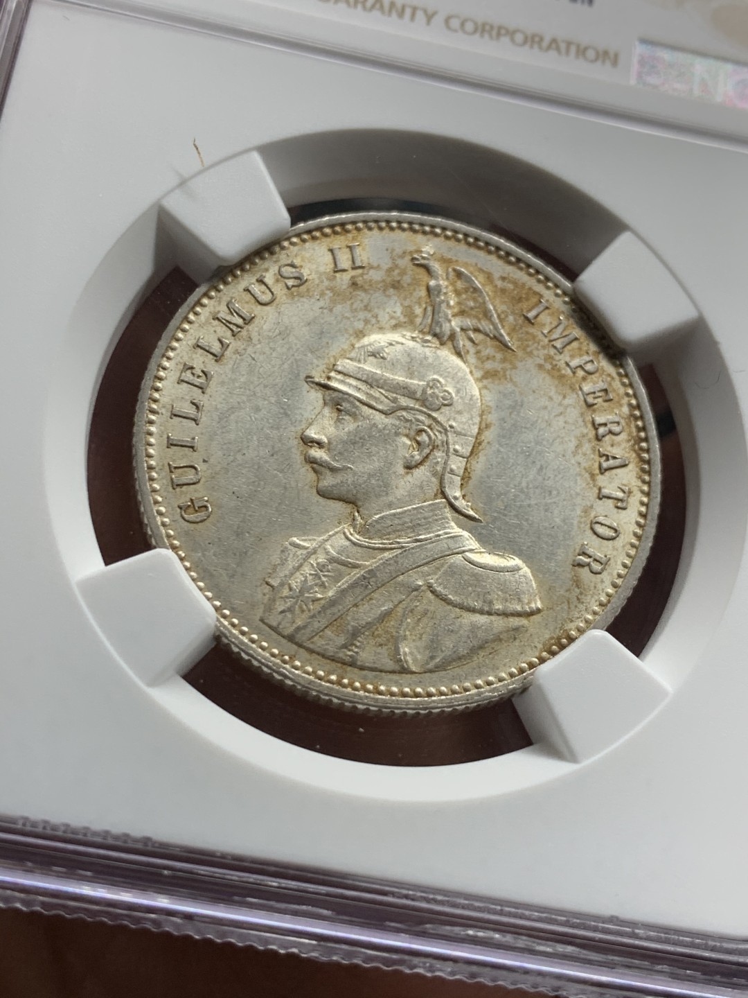 《竞宝斋》第38场-本周一 （全场顺丰包邮） 1913年 NGC UNC德属东非1卢比银币 细节保存的很好 带包浆