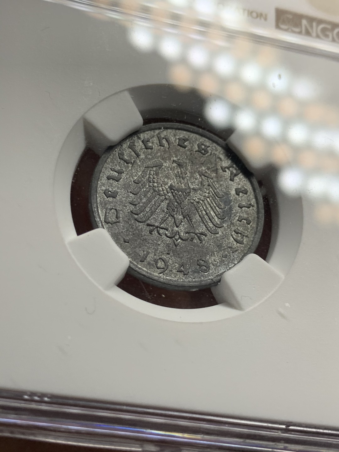 《竞宝斋》第38场-本周一 （全场顺丰包邮） NGC-MS62 盟军占德国 1948年F 10芬尼 拔毛鹰 锌币 锌币出分不易 完全未使用！深包浆