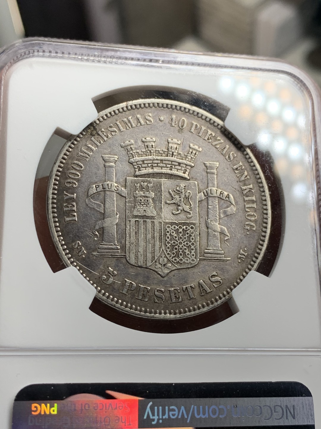 《竞宝斋》第38场-本周一 （全场顺丰包邮） NGC- XFDETAILS 西班牙 1870年 5比塞塔 拿花双柱 大银币 原味黑包浆！