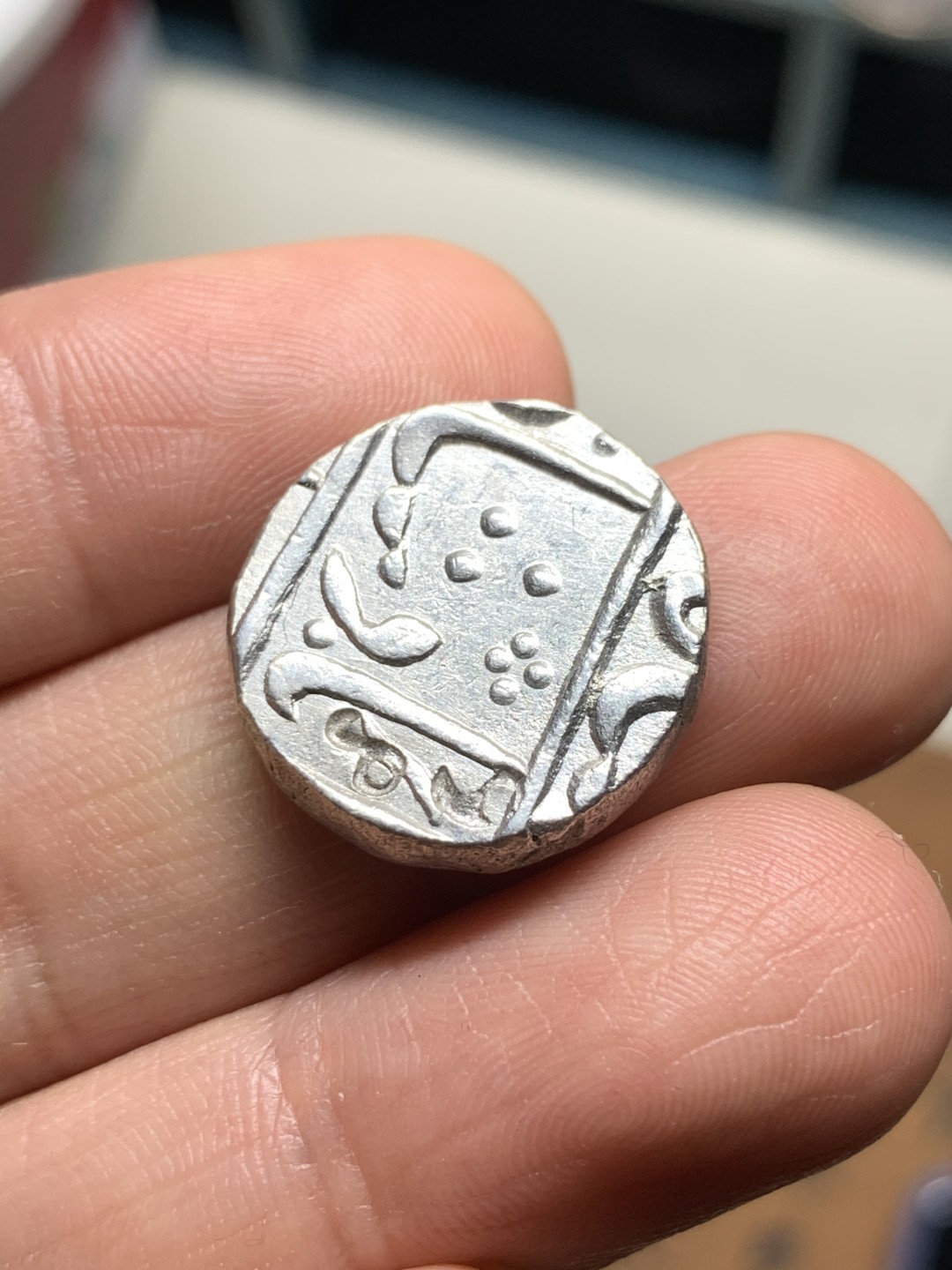 《竞宝斋》第38场-本周一 （全场顺丰包邮） 印度马拉塔帝国 1卢比银币 1761-1771 帕什瓦王 少见梵帕贡厂打制，少见垂叶花版，带出厂戳记，顶级窖藏品；马拉塔帝国是莫卧儿帝国的继任者，短暂统治南印度后，便被东印度公司吞并，比一般常见的莫卧儿少见很多