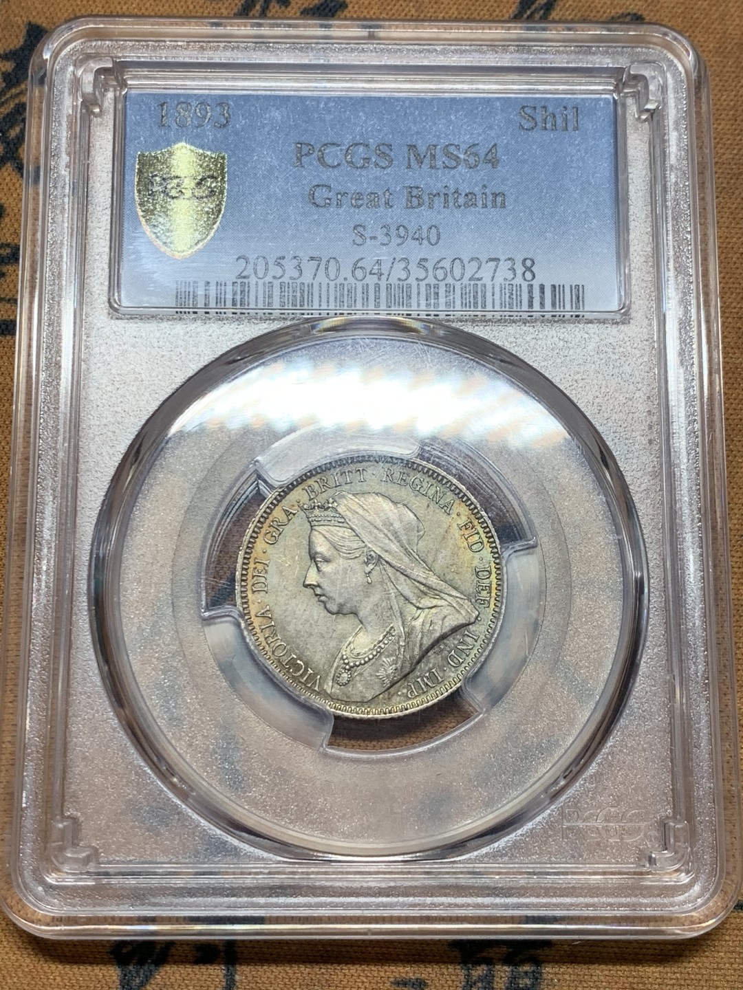 《竞宝斋》第38场-本周一 （全场顺丰包邮） PCGS-MS64 英国 1893年 维多利亚女王1先令银币 转光带五彩