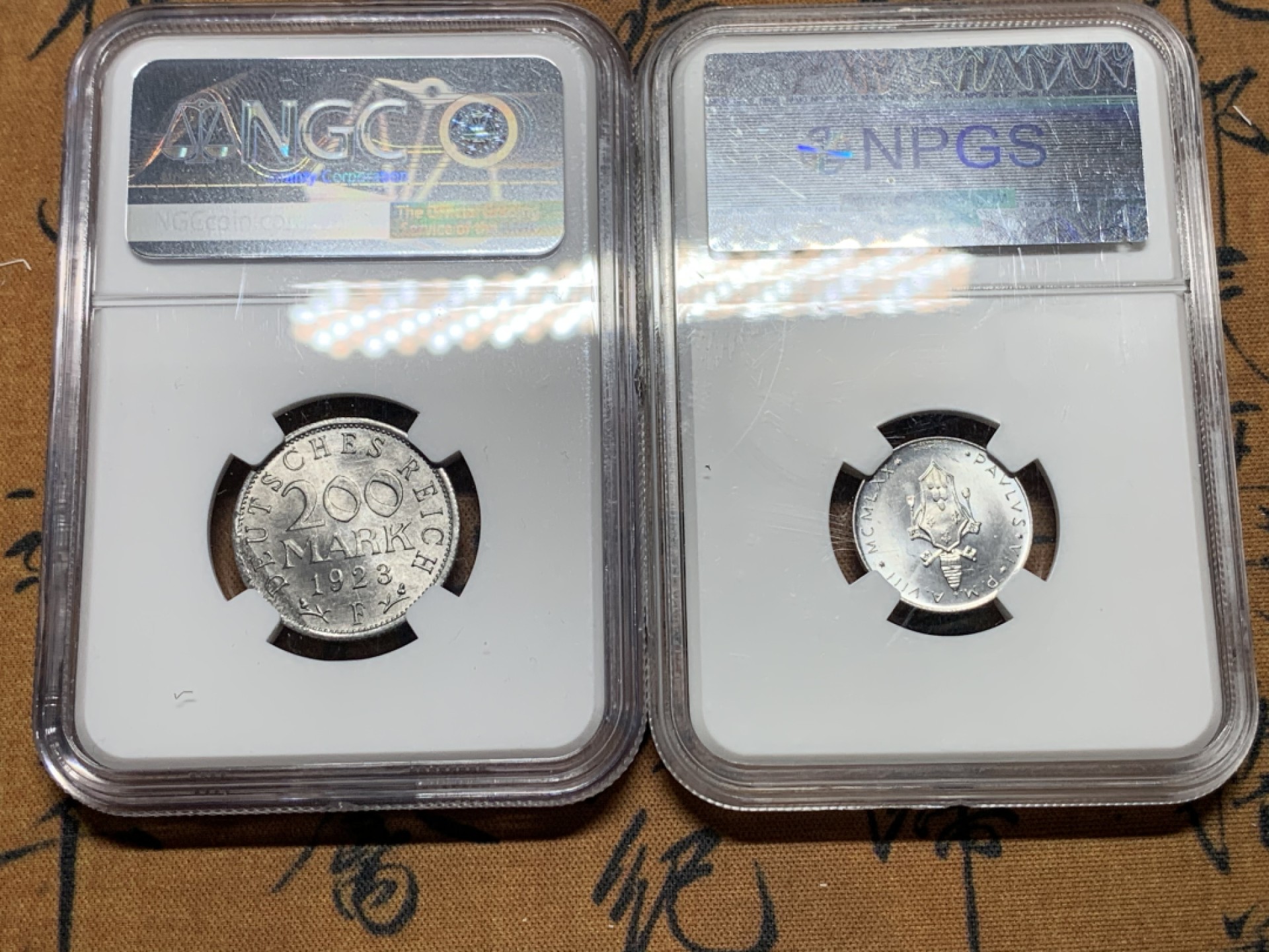 《竞宝斋》第38场-本周一 （全场顺丰包邮） （两枚一组）NGC-MS63 德国魏玛200马克1923F + 众诚-MS68 梵蒂冈2里拉1970/VIII 光度一流！