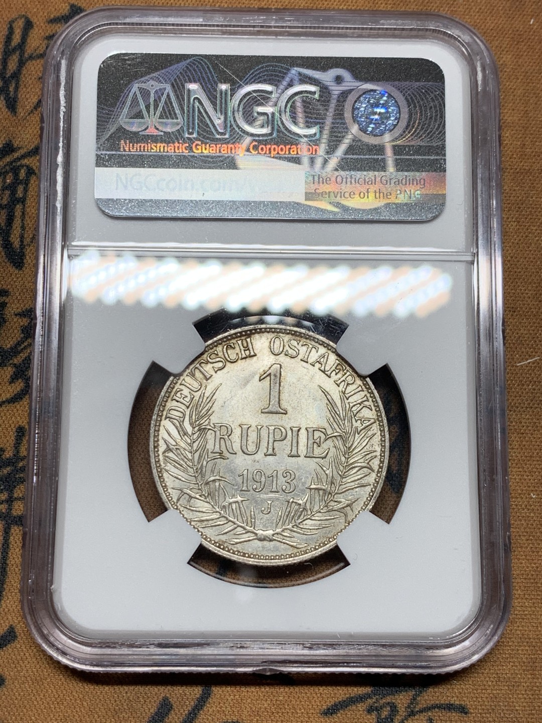 《竞宝斋》第38场-本周一 （全场顺丰包邮） 1913年 NGC UNC德属东非1卢比银币 细节保存的很好 带包浆