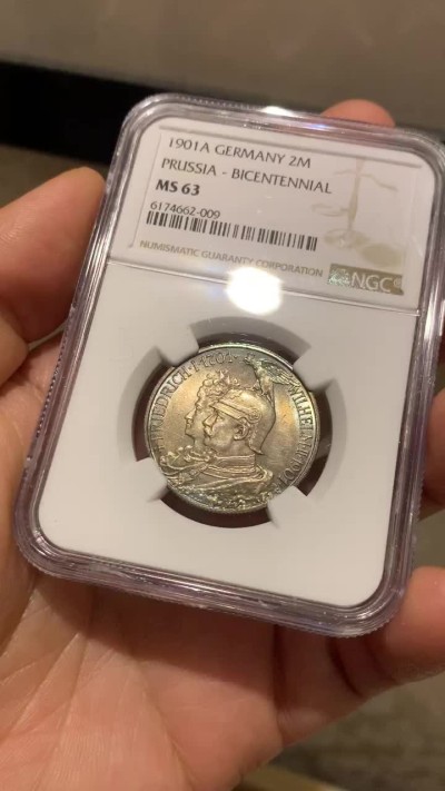 《竞宝斋》第38场-本周一 （全场顺丰包邮） NGC-MS63 德国普鲁士 1901年 200周年纪念军装 2马克 五彩包浆 这样的彩胜过64/65吧