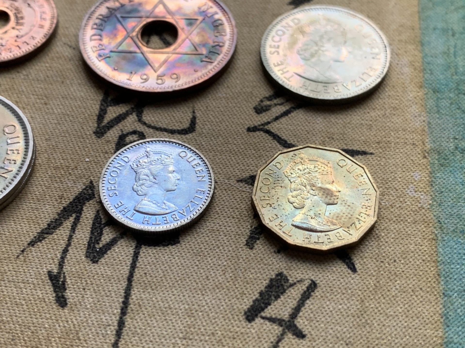 《竞宝斋》第38场-本周一 （全场顺丰包邮） 英属尼日利亚1959年经典小红盒6枚套币 半便士-2先令全套，历史沧桑感强，老味道十足，包浆别致