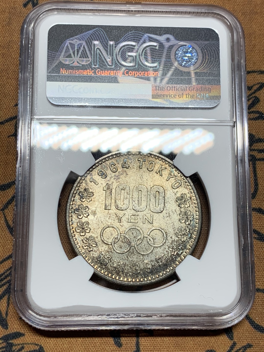 《竞宝斋》第38场-本周一 （全场顺丰包邮） NGC-MS64 日本 1964年 1000日 大奥银币 原味转光五彩包浆