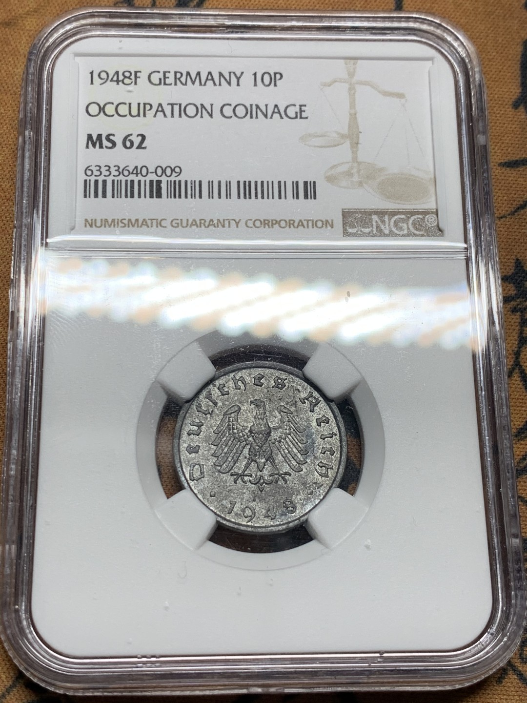 《竞宝斋》第38场-本周一 （全场顺丰包邮） NGC-MS62 盟军占德国 1948年F 10芬尼 拔毛鹰 锌币 锌币出分不易 完全未使用！深包浆