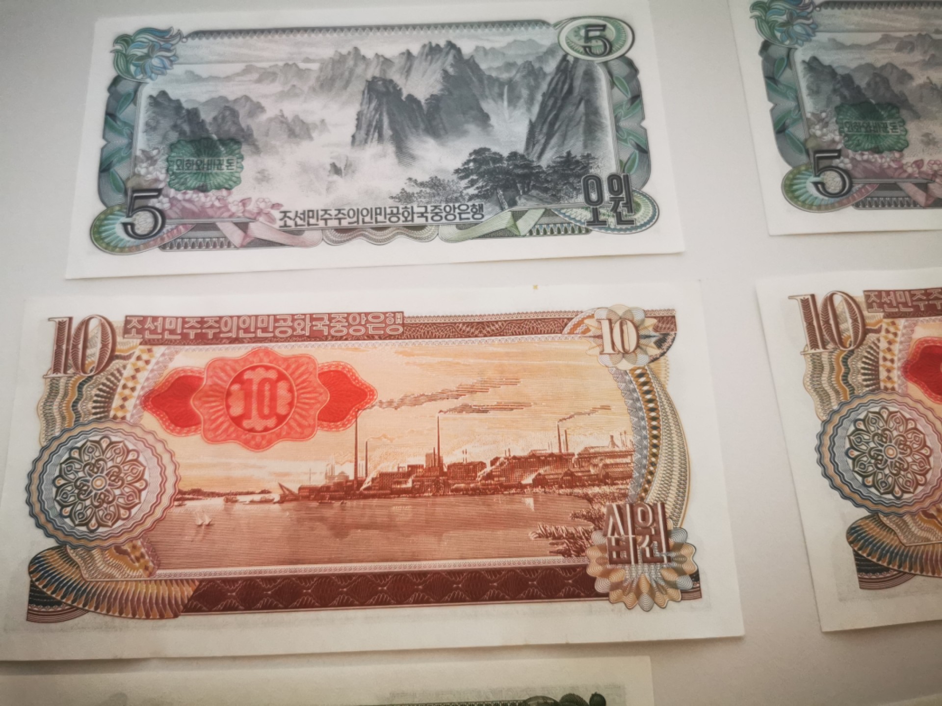 【鲸贝乐淘★叁拍包邮】千字文·第“谓语助者，焉哉乎也”号拍卖·完结篇 【朝鲜🇰🇵】1978年第三套全套5枚，三套全新全品UNC，10元略有小瑕疵，背戳如图