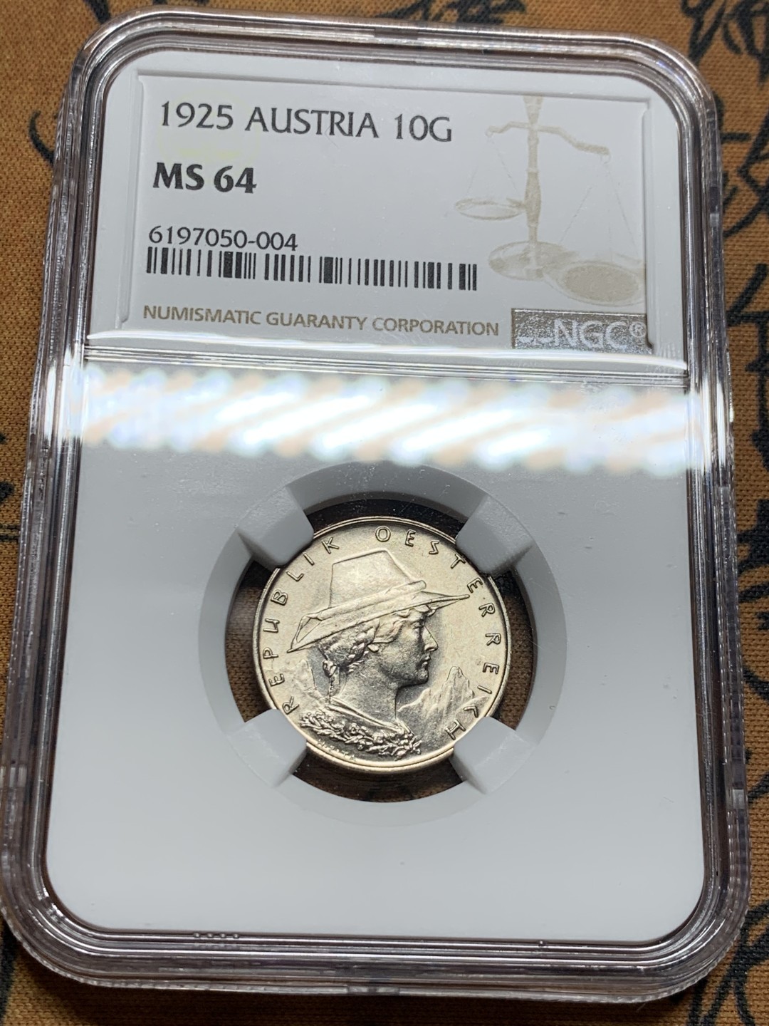 《竞宝斋》第38场-本周一 （全场顺丰包邮） NGC-MS64 奥地利 1925年10格罗申 草帽姐经典设计，币面风景完好无缺 NGC亚军分数