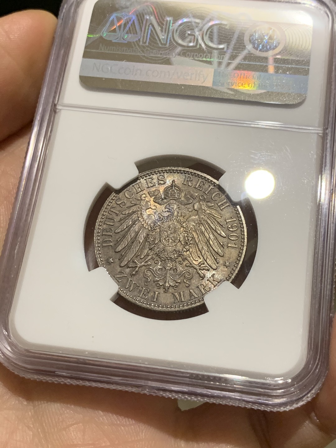 《竞宝斋》第38场-本周一 （全场顺丰包邮） NGC-MS63 德国普鲁士 1901年 200周年纪念军装 2马克 五彩包浆 这样的彩胜过64/65吧