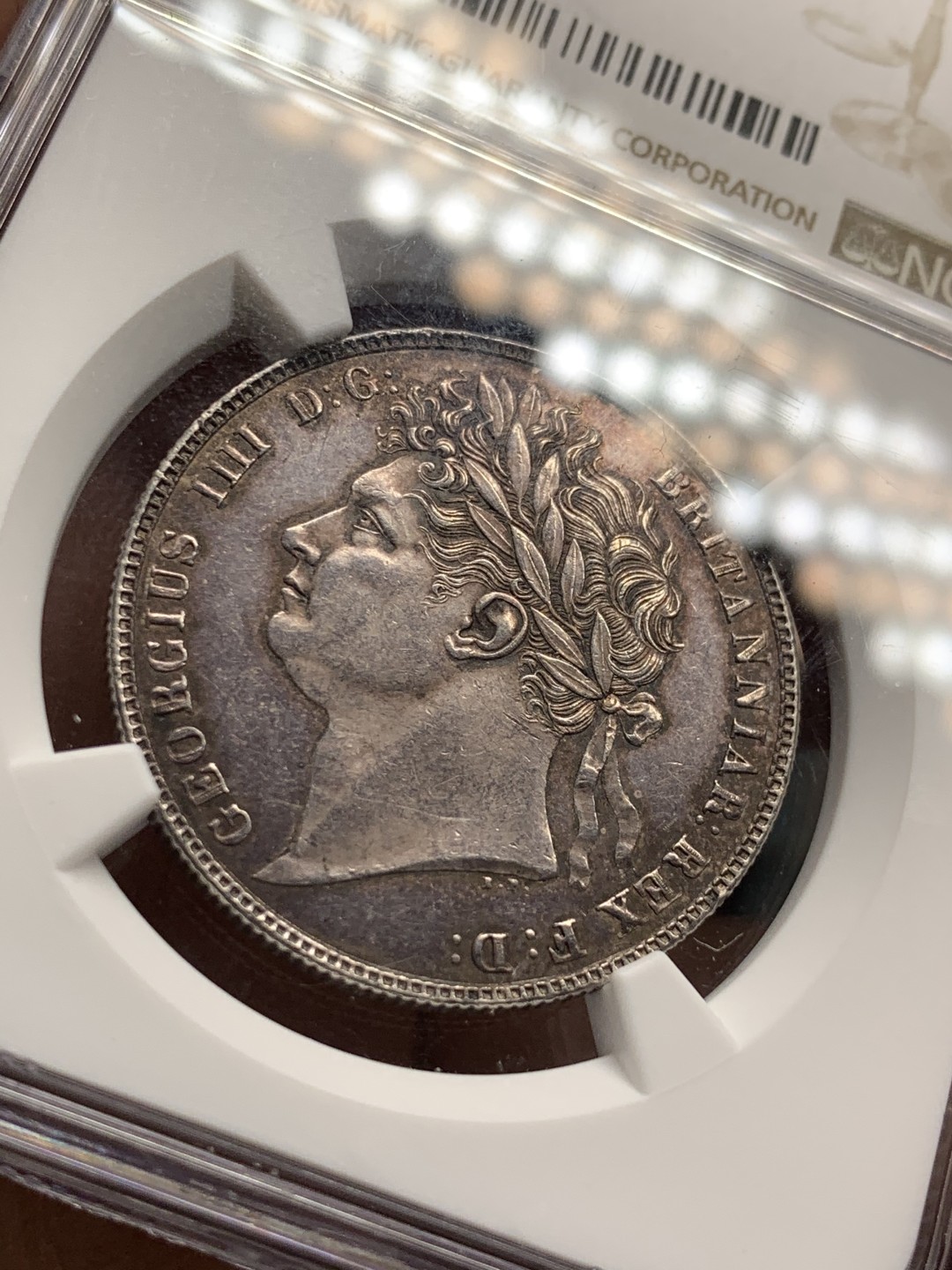 《竞宝斋》第38场-本周一 （全场顺丰包邮） 1820年 NGC UNC英国1820乔治四世半克朗银币，三花版，紫罗兰包浆 不是常见的1821，细节完美