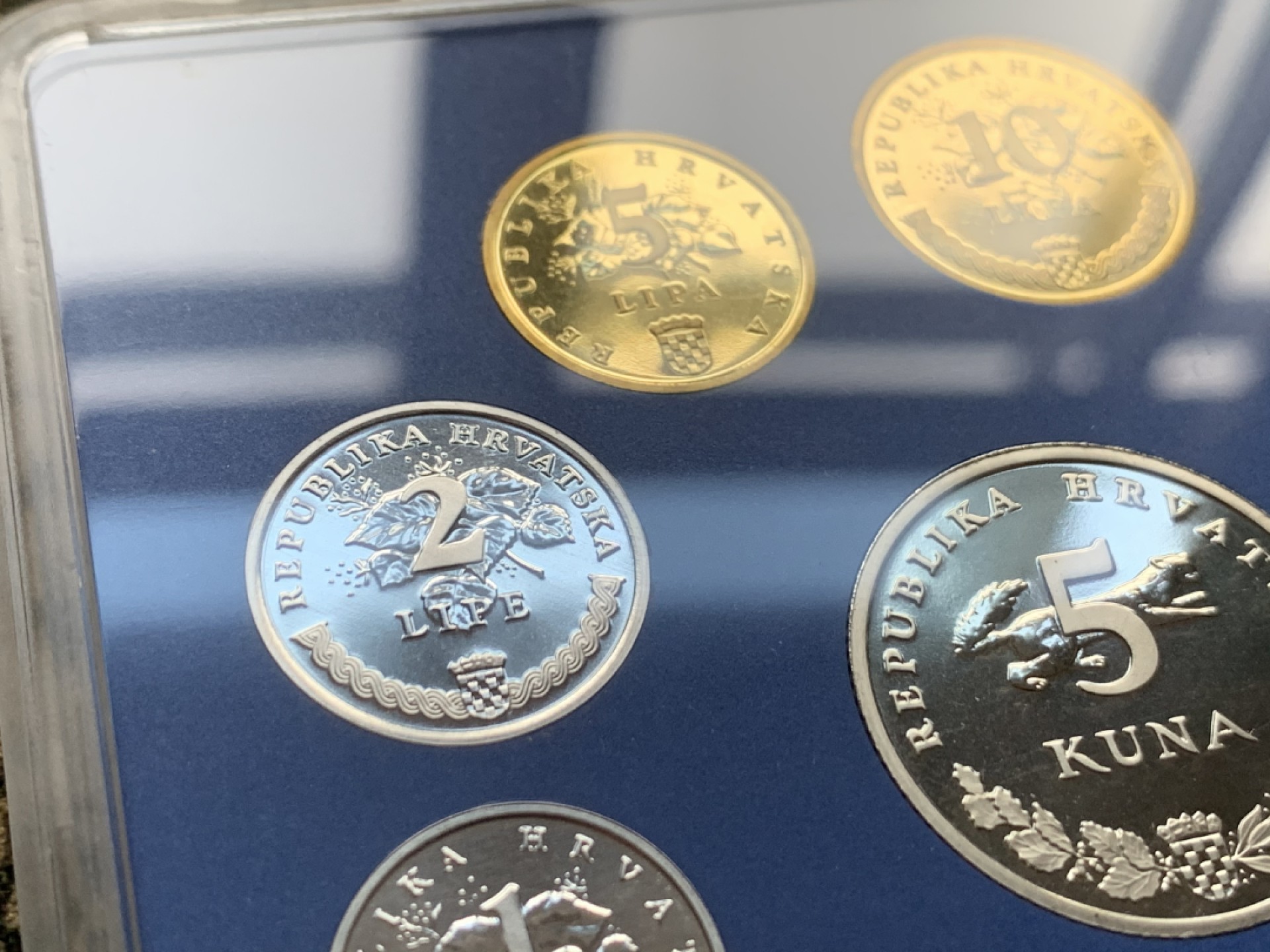 《竞宝斋》第38场-本周一 （全场顺丰包邮） 克罗地亚2004年原装9枚精制套币 纪念国家货币10周年特别版，1库纳是独立编号独年份非普通版本，全套发行量仅2000套！