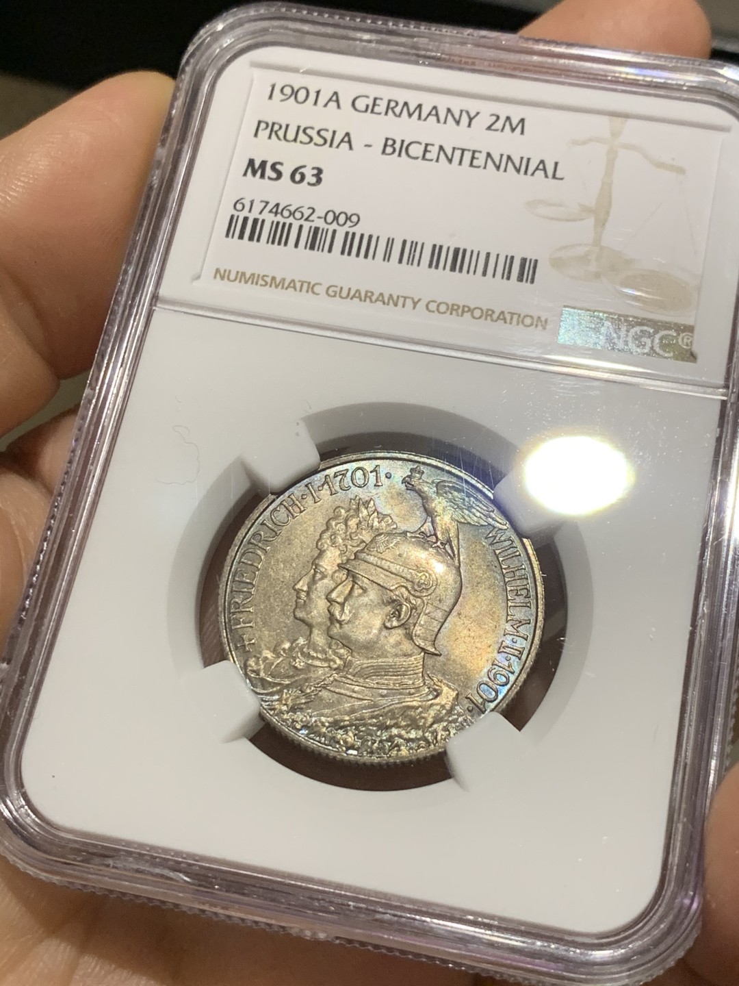 《竞宝斋》第38场-本周一 （全场顺丰包邮） NGC-MS63 德国普鲁士 1901年 200周年纪念军装 2马克 五彩包浆 这样的彩胜过64/65吧