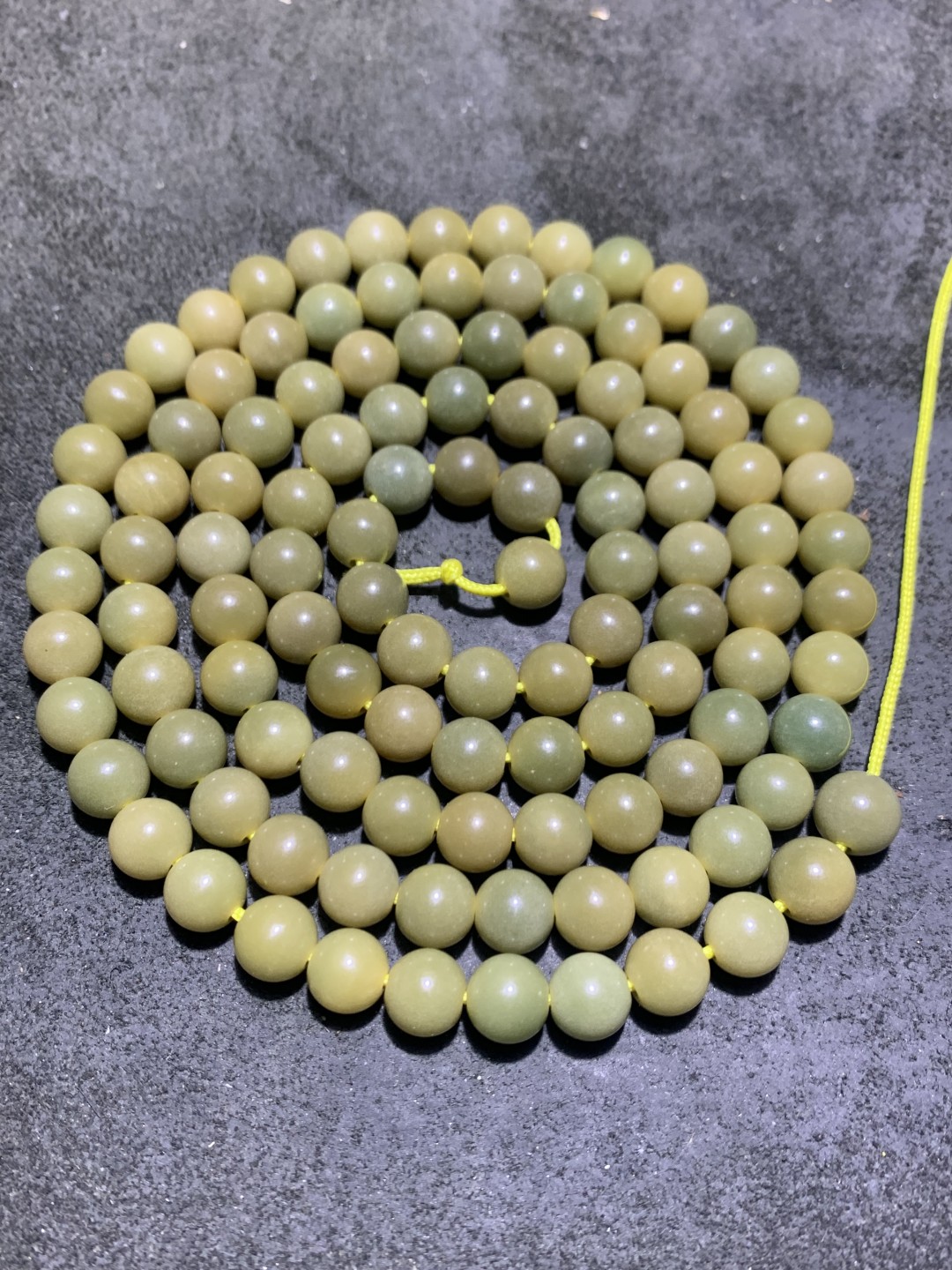 罕见风化帝王绿菩提根108圆珠手串一条，