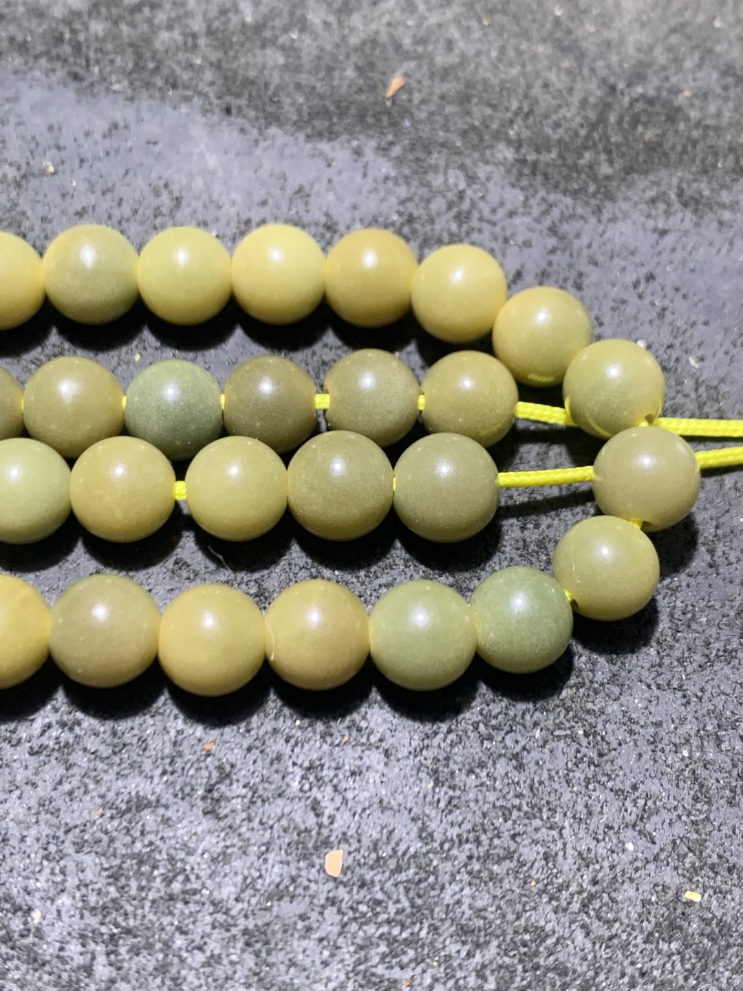 罕见风化帝王绿菩提根108圆珠手串一条，