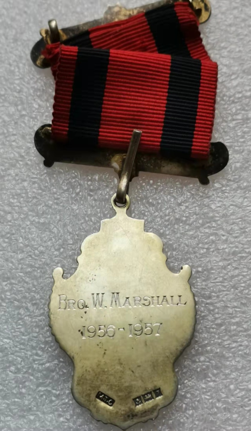 瓶子🏺第29期拍卖会 英国1957年共济会荣誉副会监（Junior Warden）银质奖章