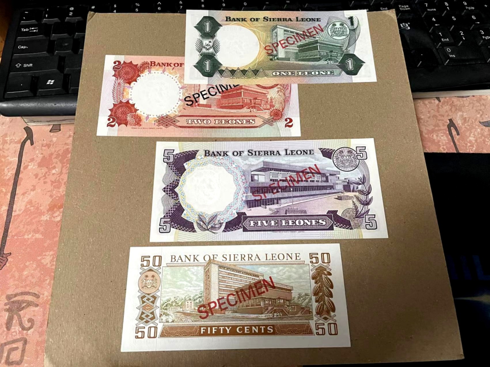 【Blue Auction】✨世界纸币精拍第166期——利奥波德二世（共105拍） 【全同号 带证书 一组4张】塞拉利昂1979年 0.5-5里昂 样钞 精美 全新UNC