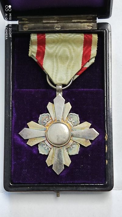 【海寧潮】拍卖第十四期 - 【海寧潮】少~伪满洲国勋七等景云银质勋章原盒