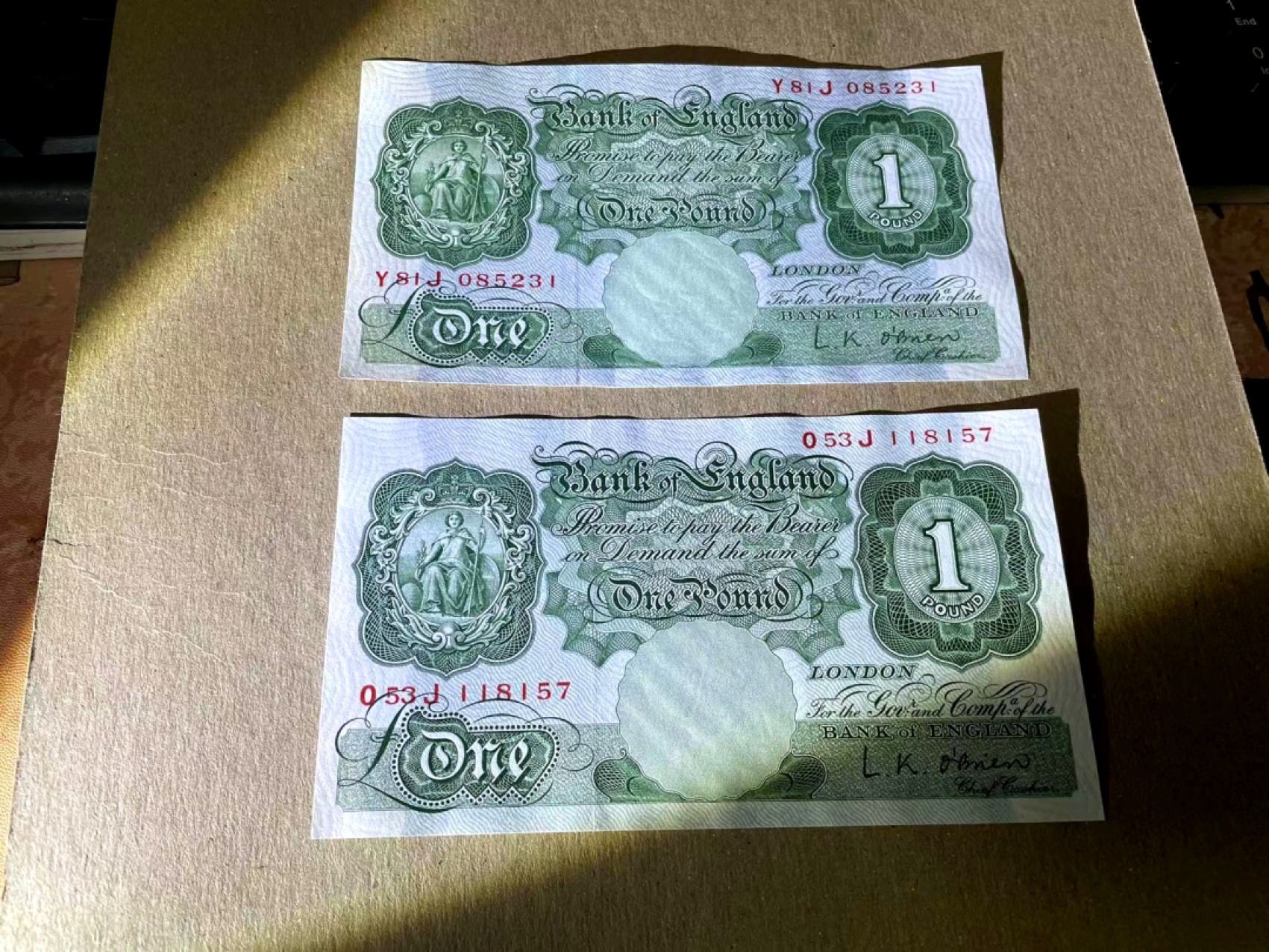 【Blue Auction】✨世界纸币精拍第166期——利奥波德二世（共105拍） 【一组2张】英国 A序列1镑 全新UNC