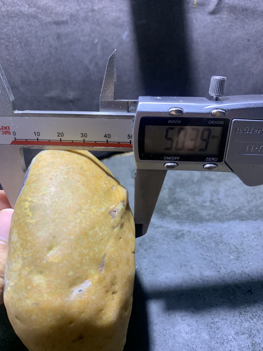 精美天然原皮玛瑙原石雕刻达摩祖师摆件，把件一个，