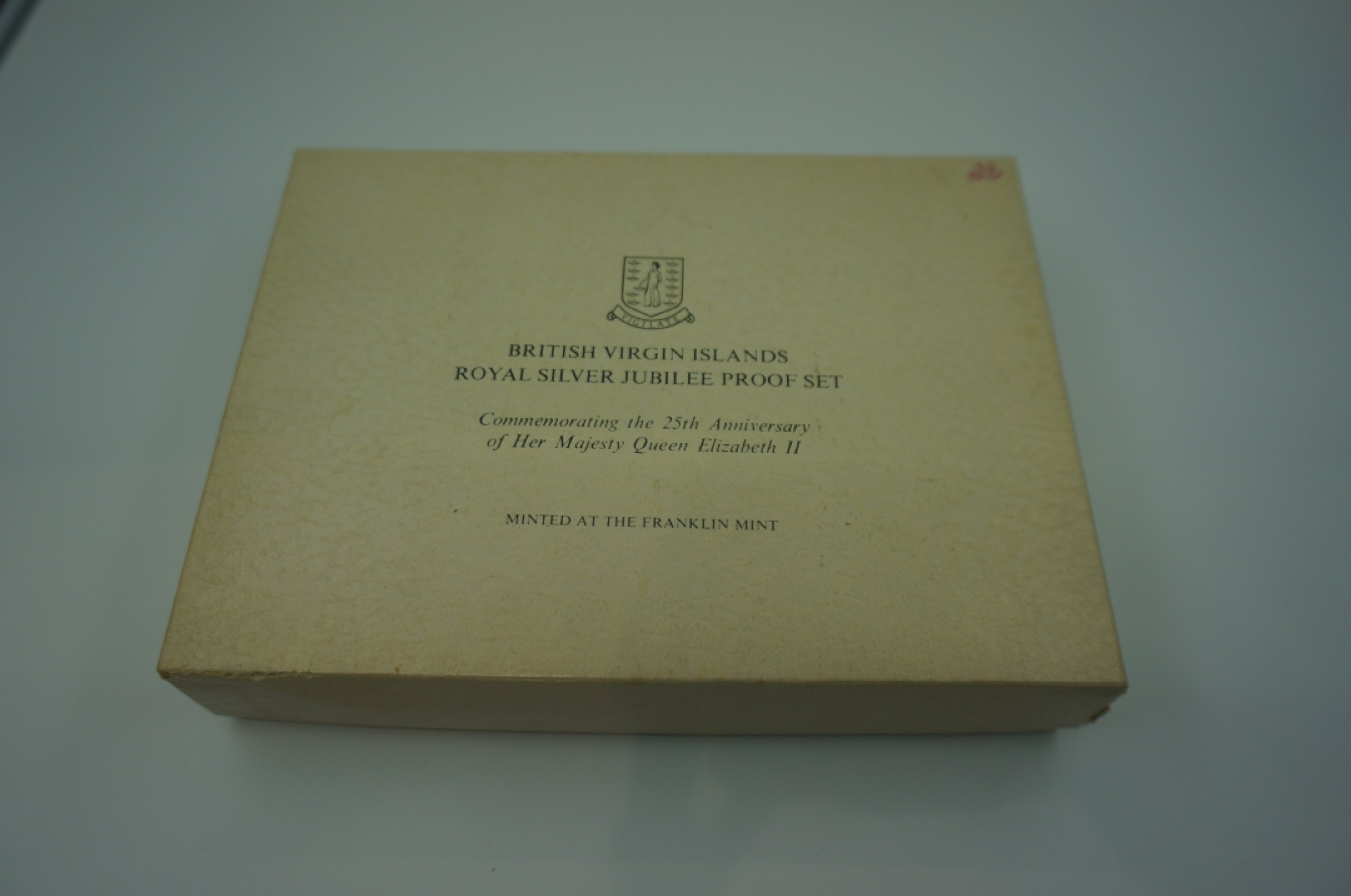 乐游外币首个限时专场—各国精装套币 1977英属维尔京全银精制套币的丝绒盒子和证书