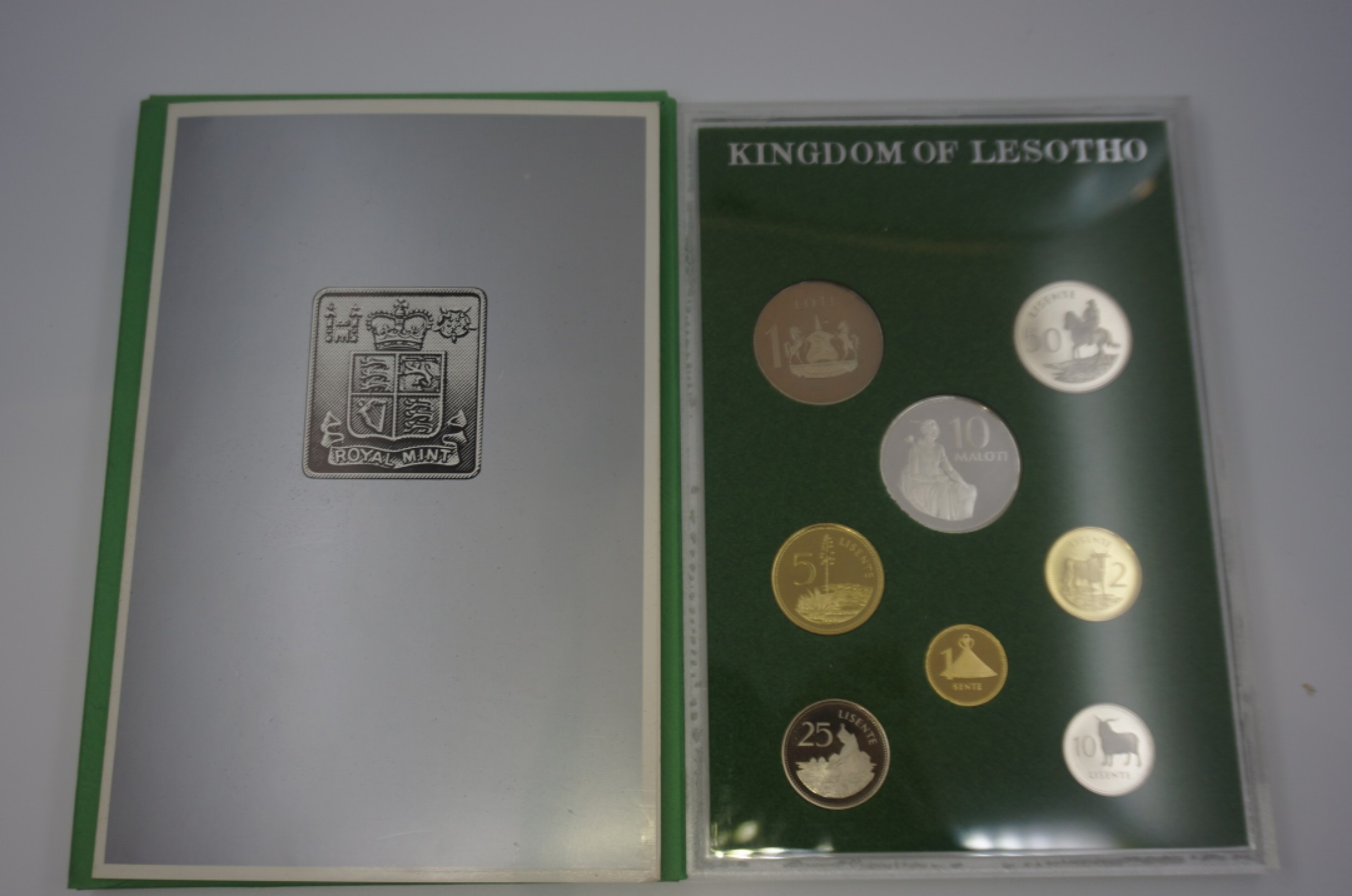 乐游外币首个限时专场—各国精装套币 1980莱索托8枚精制套币带银币