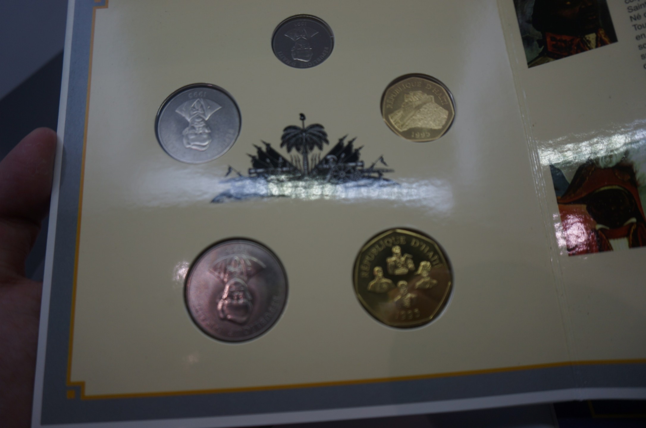 乐游外币首个限时专场—各国精装套币 1995海地5枚精装套币