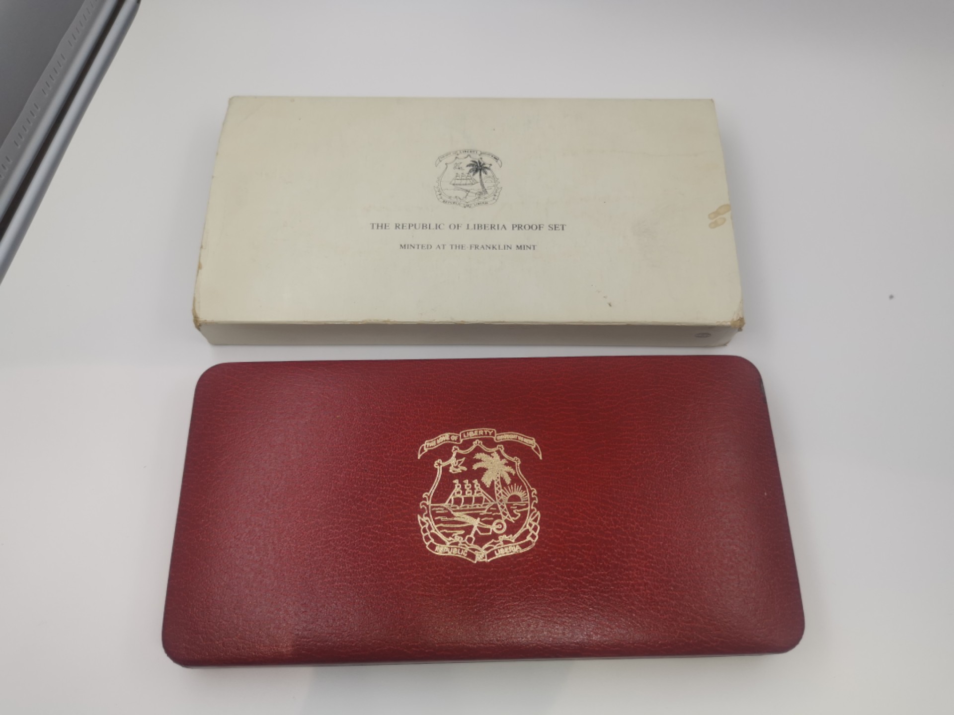 乐游外币首个限时专场—各国精装套币 1978利比里亚精制套币的盒子和证书