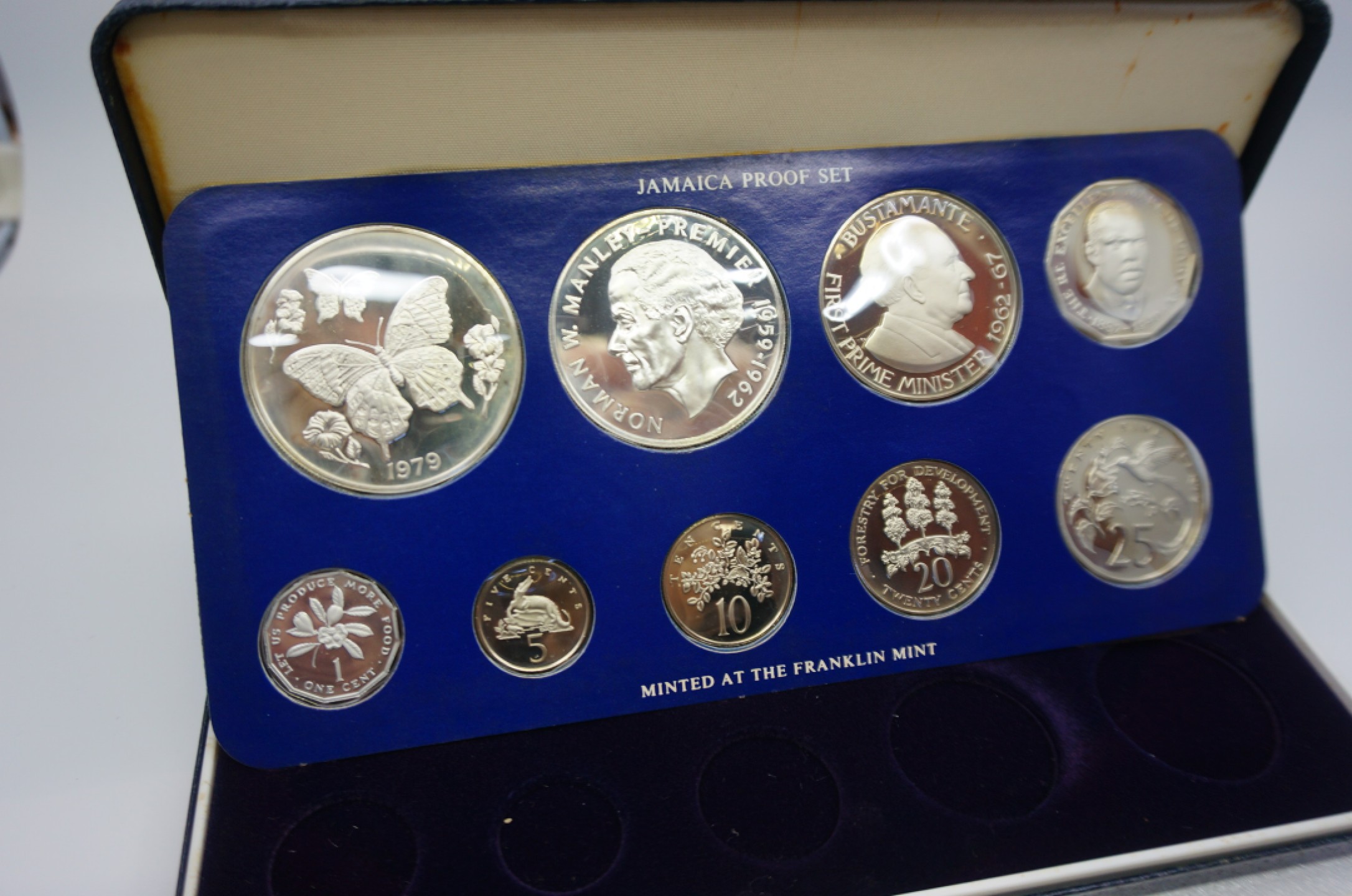 乐游外币首个限时专场—各国精装套币 1979牙买加9枚精制套币含2枚大银币发行量4049套