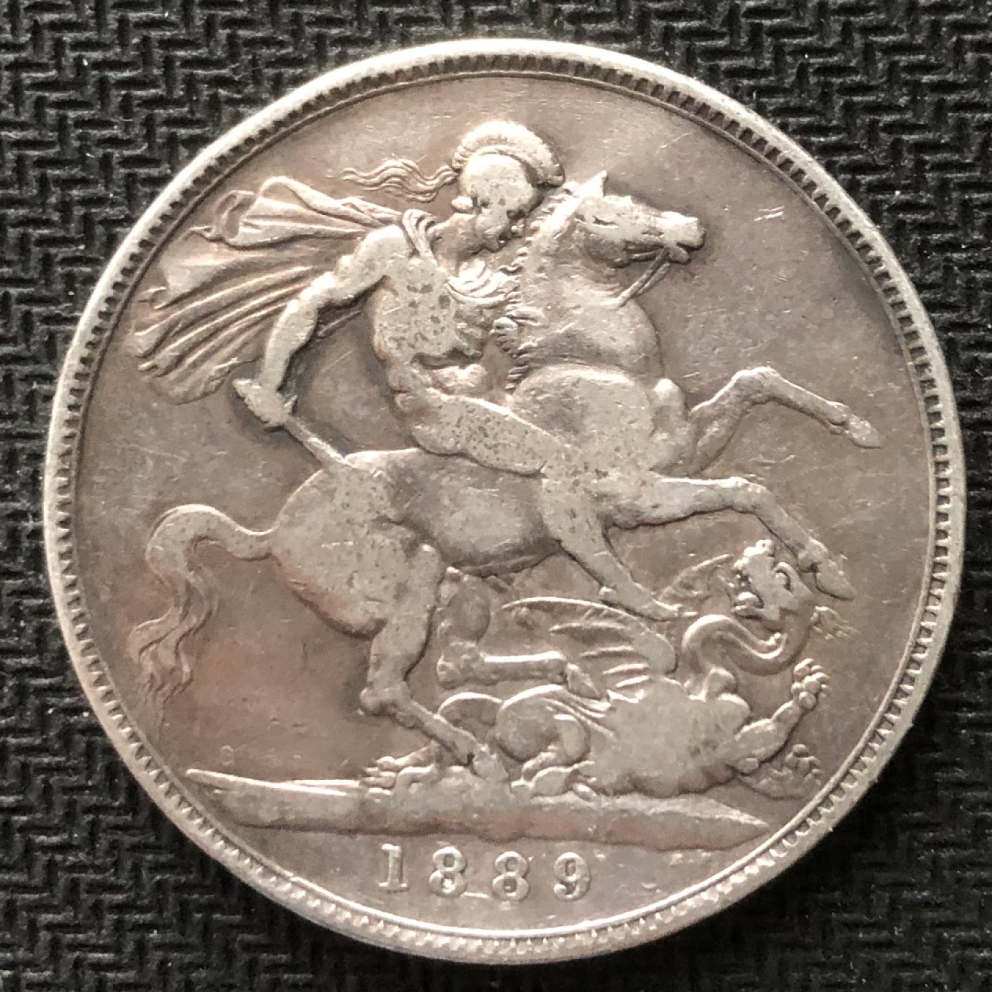 【保诚微拍】【自动拍卖、全场包邮】第19期 $ 硬币专场 $ 英国 维多利亚女王 1889年 克朗 高冠版 马剑 大银币 （28克，92.5%银）XF