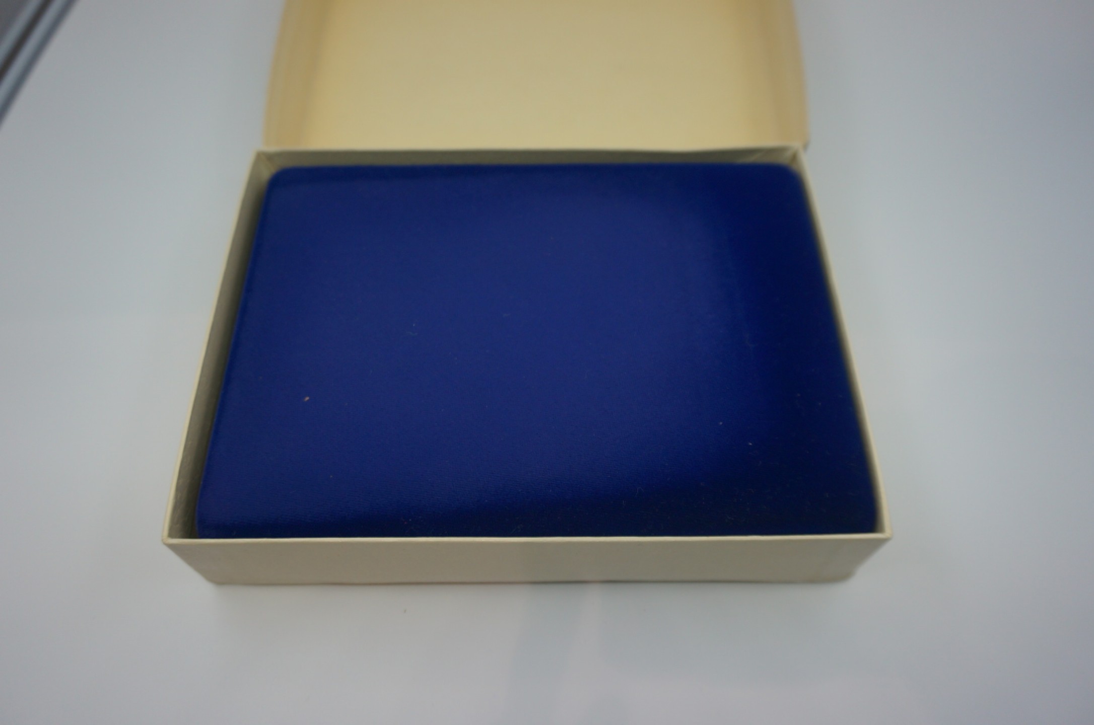 乐游外币首个限时专场—各国精装套币 1977英属维尔京全银精制套币的丝绒盒子和证书