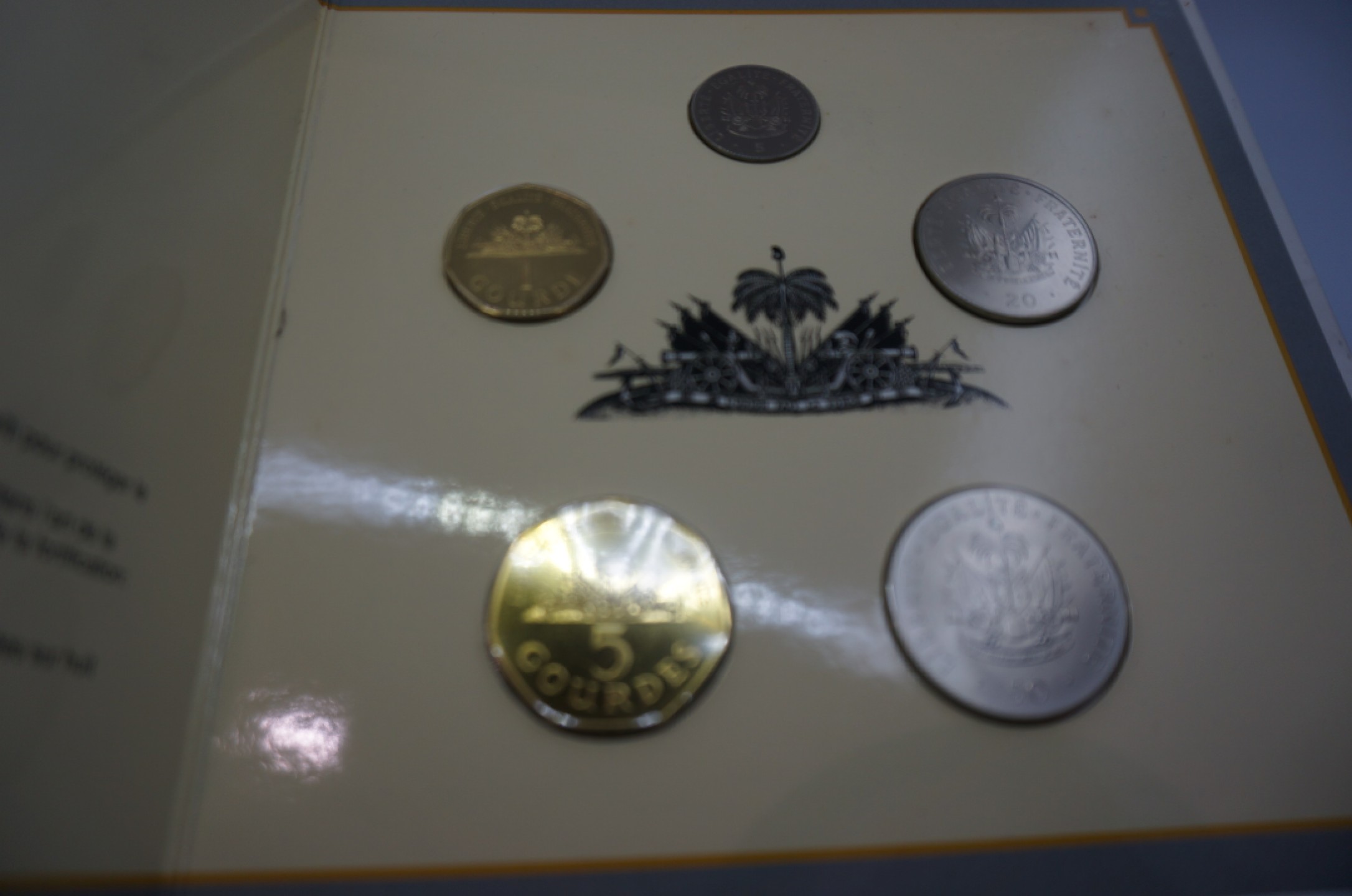 乐游外币首个限时专场—各国精装套币 1995海地5枚精装套币