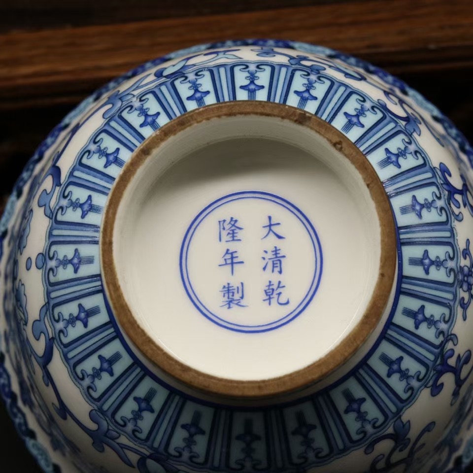 大清乾隆年制青花描金缠子莲高脚碗古董收藏古瓷器家居装饰摆件