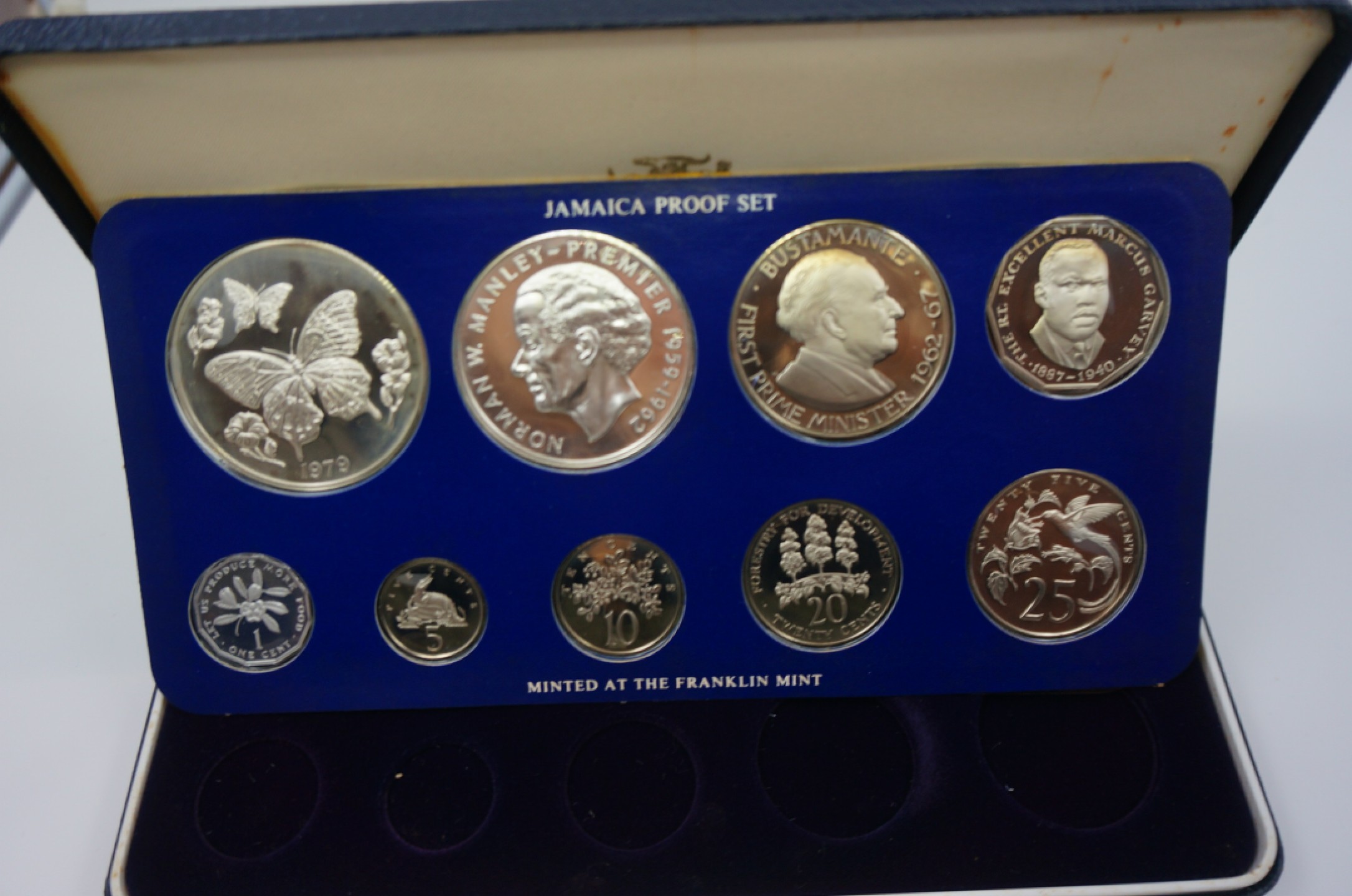 乐游外币首个限时专场—各国精装套币 1979牙买加9枚精制套币含2枚大银币发行量4049套