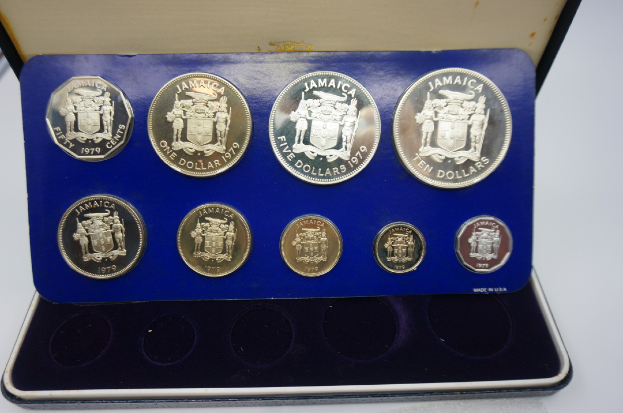 乐游外币首个限时专场—各国精装套币 1979牙买加9枚精制套币含2枚大银币发行量4049套