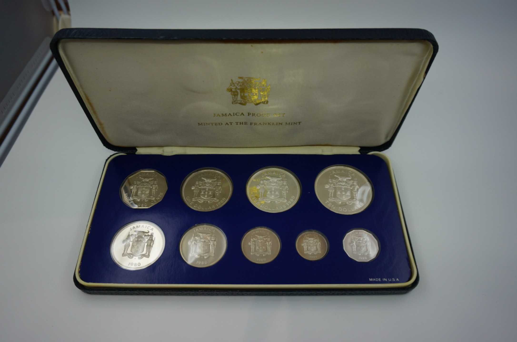 乐游外币首个限时专场—各国精装套币 1980牙买加9枚精制套币含2枚大银币发行量2688套