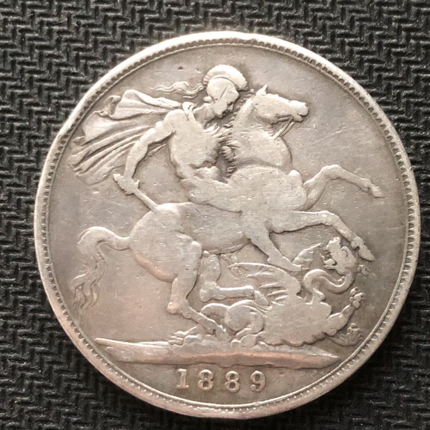 【保诚微拍】【自动拍卖、全场包邮】第19期 $ 硬币专场 $ 英国 维多利亚女王 1889年 克朗 高冠版 马剑 大银币 （28克，92.5%银）XF