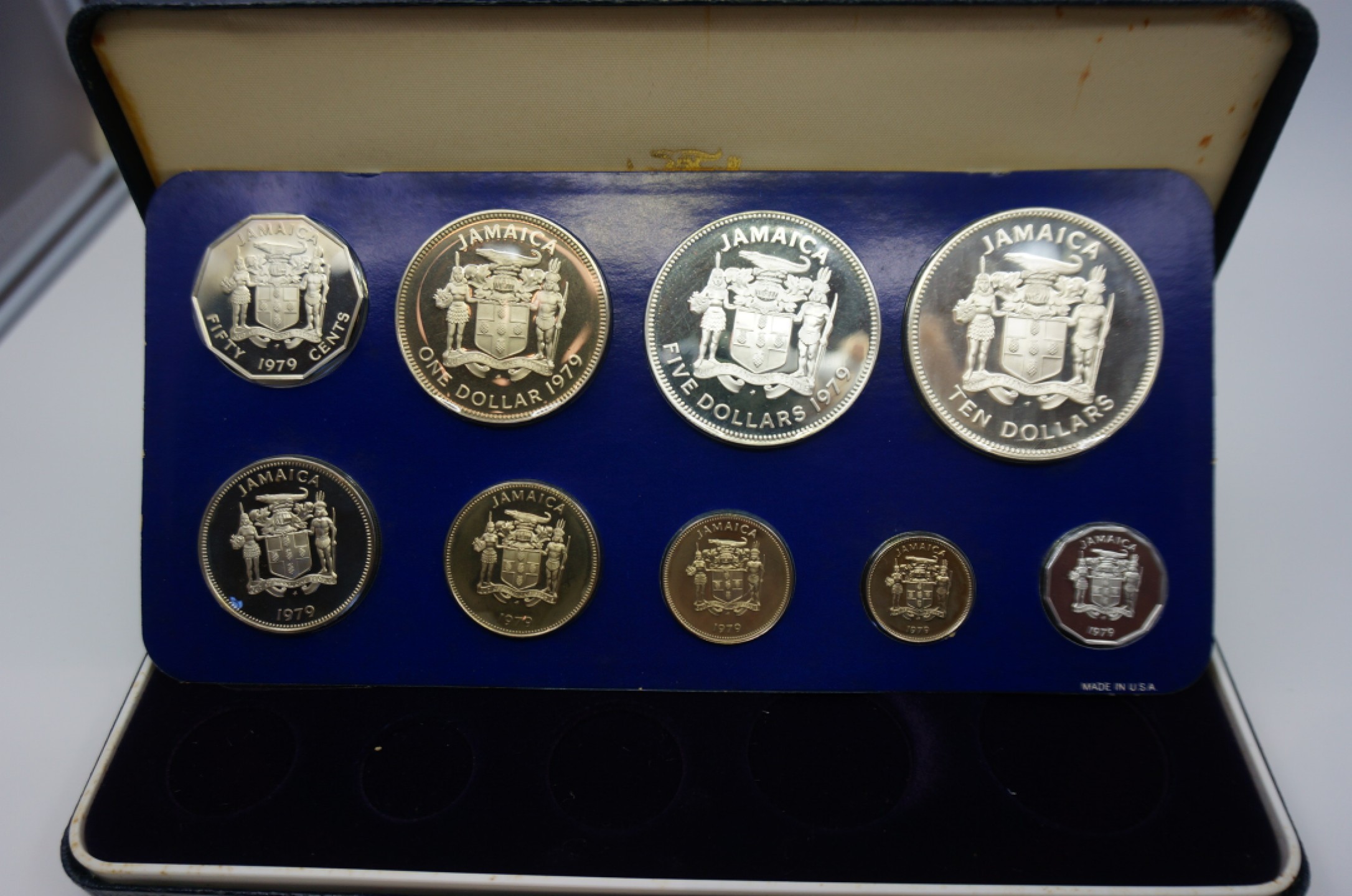 乐游外币首个限时专场—各国精装套币 1979牙买加9枚精制套币含2枚大银币发行量4049套