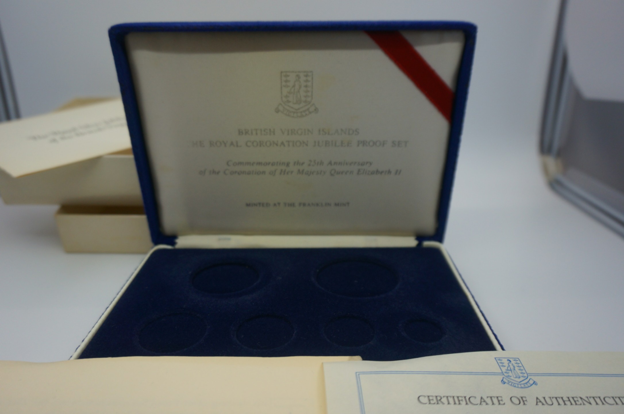 乐游外币首个限时专场—各国精装套币 1977英属维尔京全银精制套币的丝绒盒子和证书