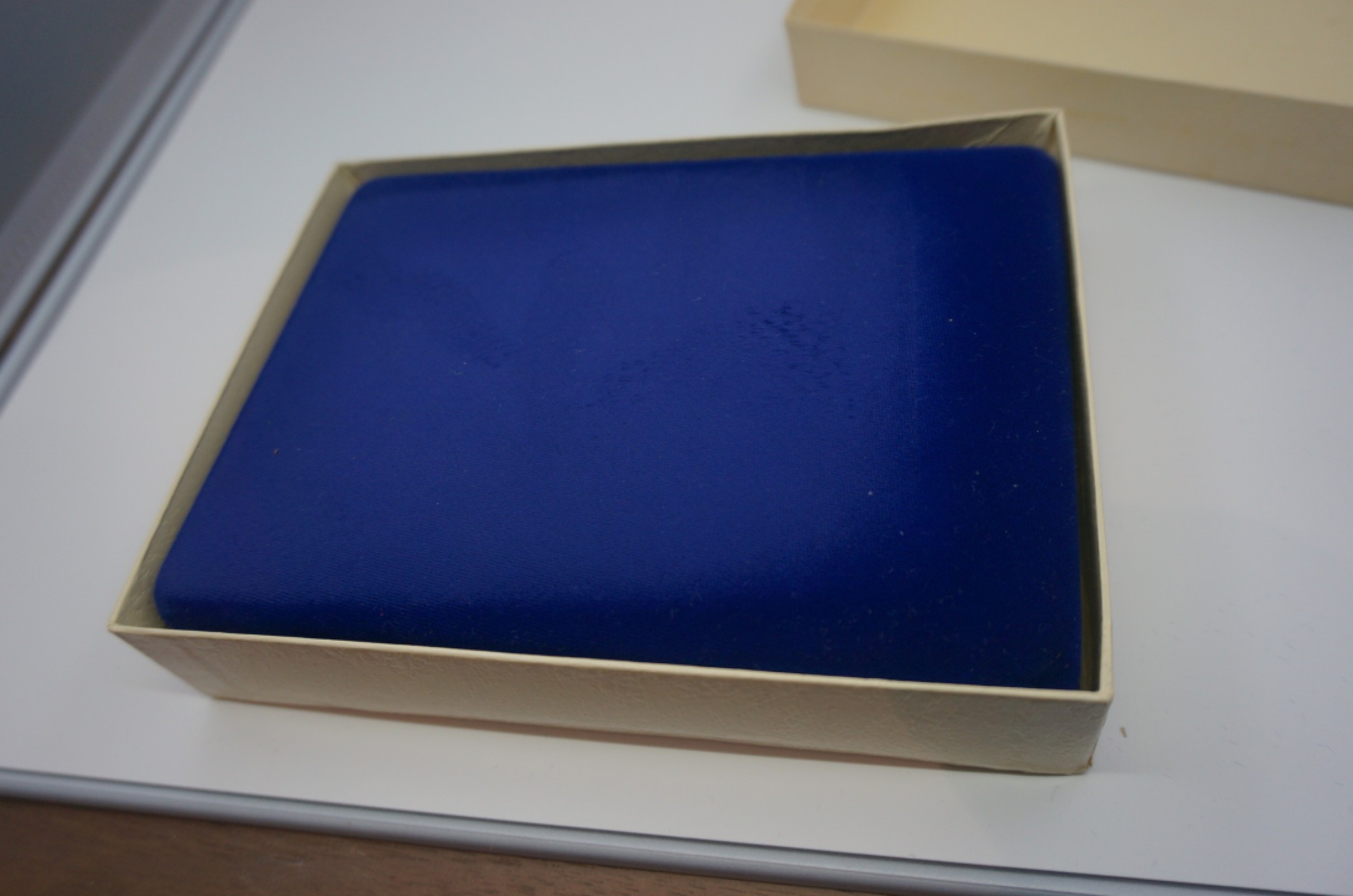 乐游外币首个限时专场—各国精装套币 1977英属维尔京全银精制套币的丝绒盒子和证书