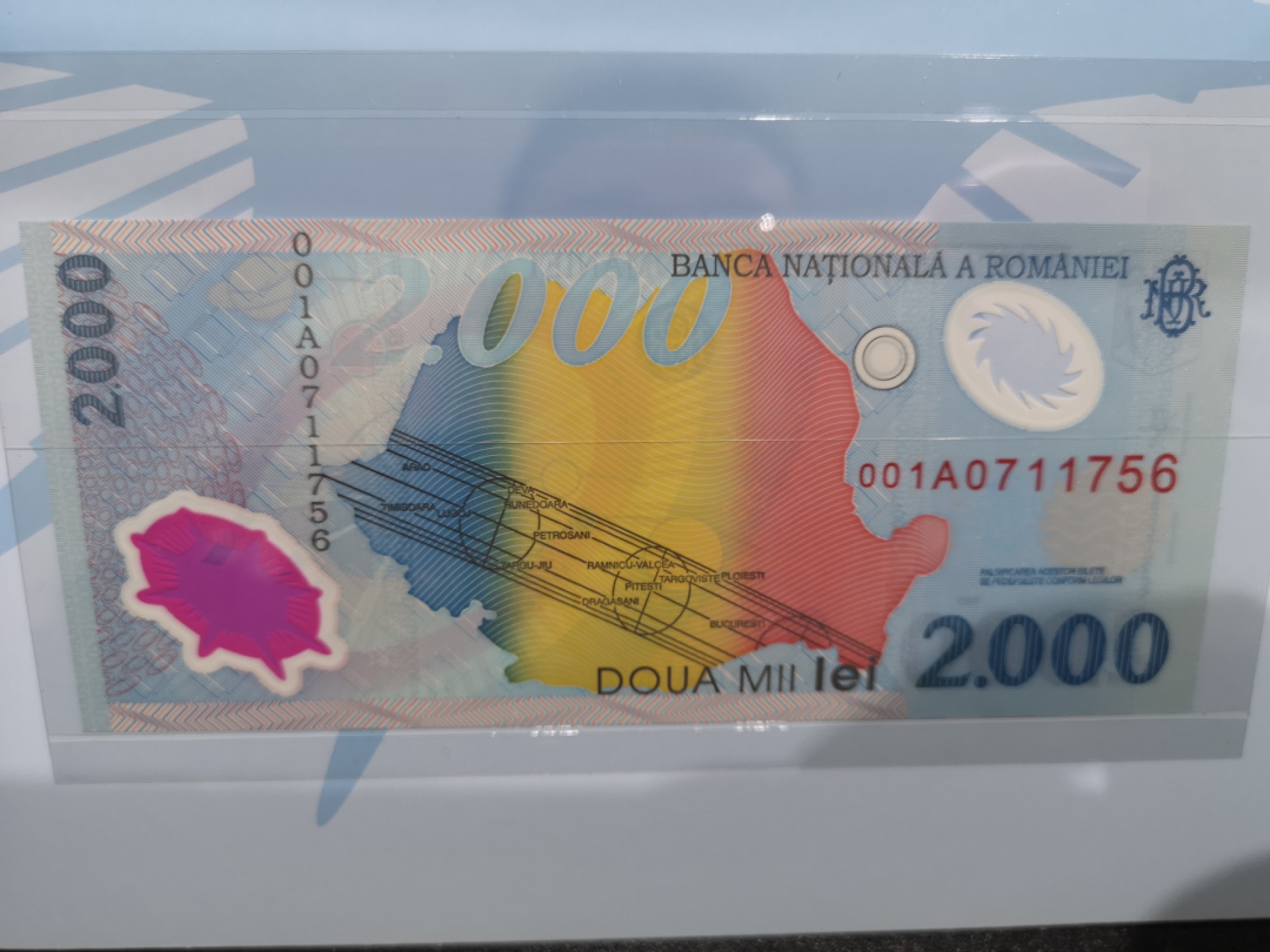 《外钞收藏家》第一百七十一期拍卖（本期97件） 罗马尼亚1999年2000列伊*日全食纪念钞*精装官方纪念册,001A冠 三张一起