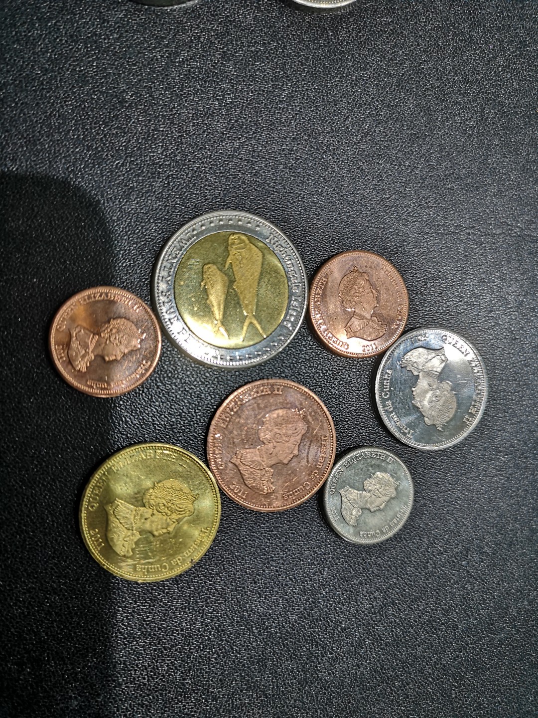 《外钞收藏家》第一百七十一期拍卖（本期97件） 两套女王硬币 包含三枚双色币