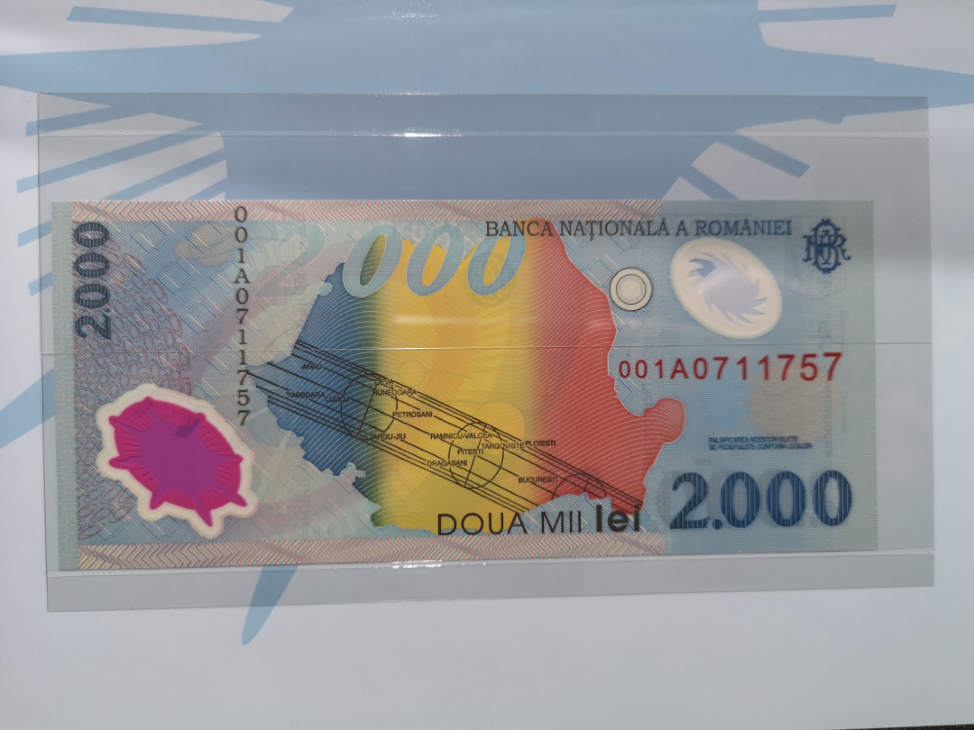 《外钞收藏家》第一百七十一期拍卖（本期97件） 罗马尼亚1999年2000列伊*日全食纪念钞*精装官方纪念册,001A冠 三张一起