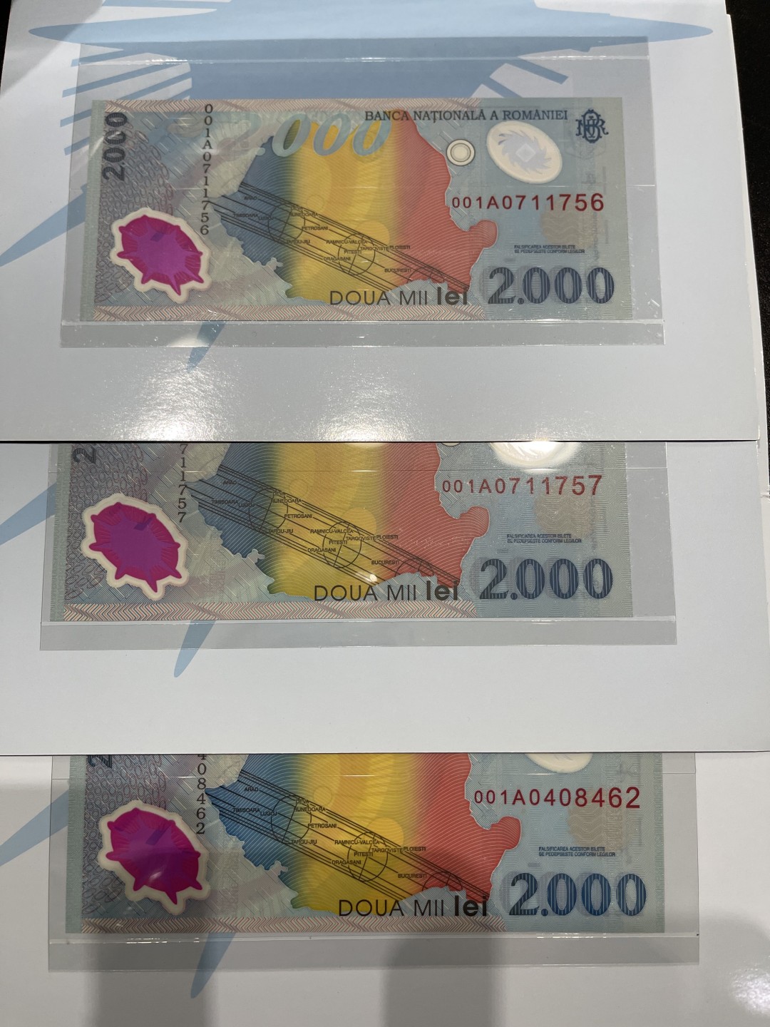 《外钞收藏家》第一百七十一期拍卖（本期97件） 罗马尼亚1999年2000列伊*日全食纪念钞*精装官方纪念册,001A冠 三张一起