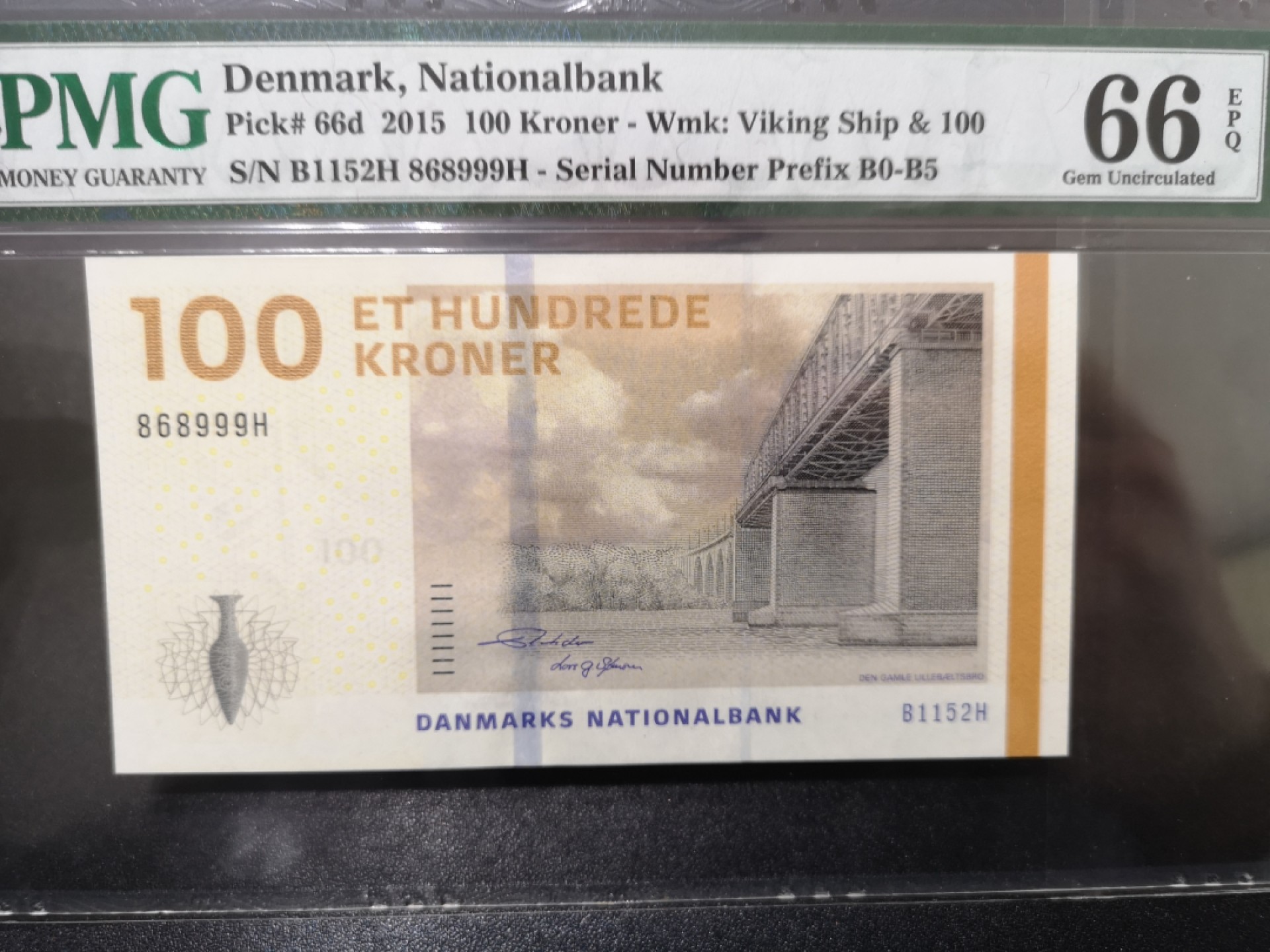 《外钞收藏家》第一百七十一期拍卖（本期97件） 2015年丹麦桥版100克朗 999豹子号 无47 PMG66