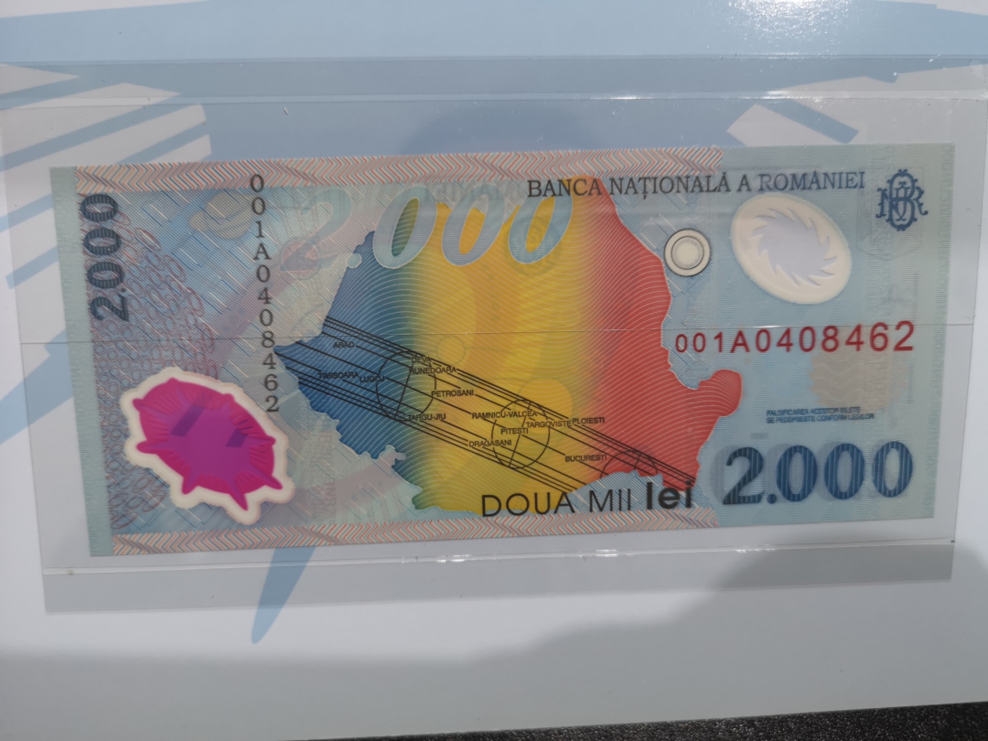 《外钞收藏家》第一百七十一期拍卖（本期97件） 罗马尼亚1999年2000列伊*日全食纪念钞*精装官方纪念册,001A冠 三张一起