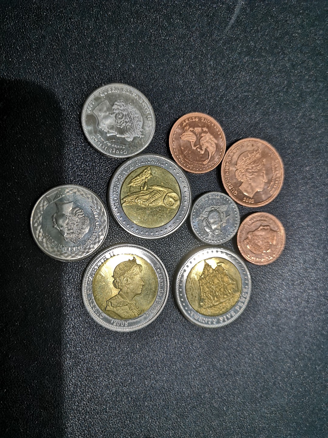 《外钞收藏家》第一百七十一期拍卖（本期97件） 两套女王硬币 包含三枚双色币