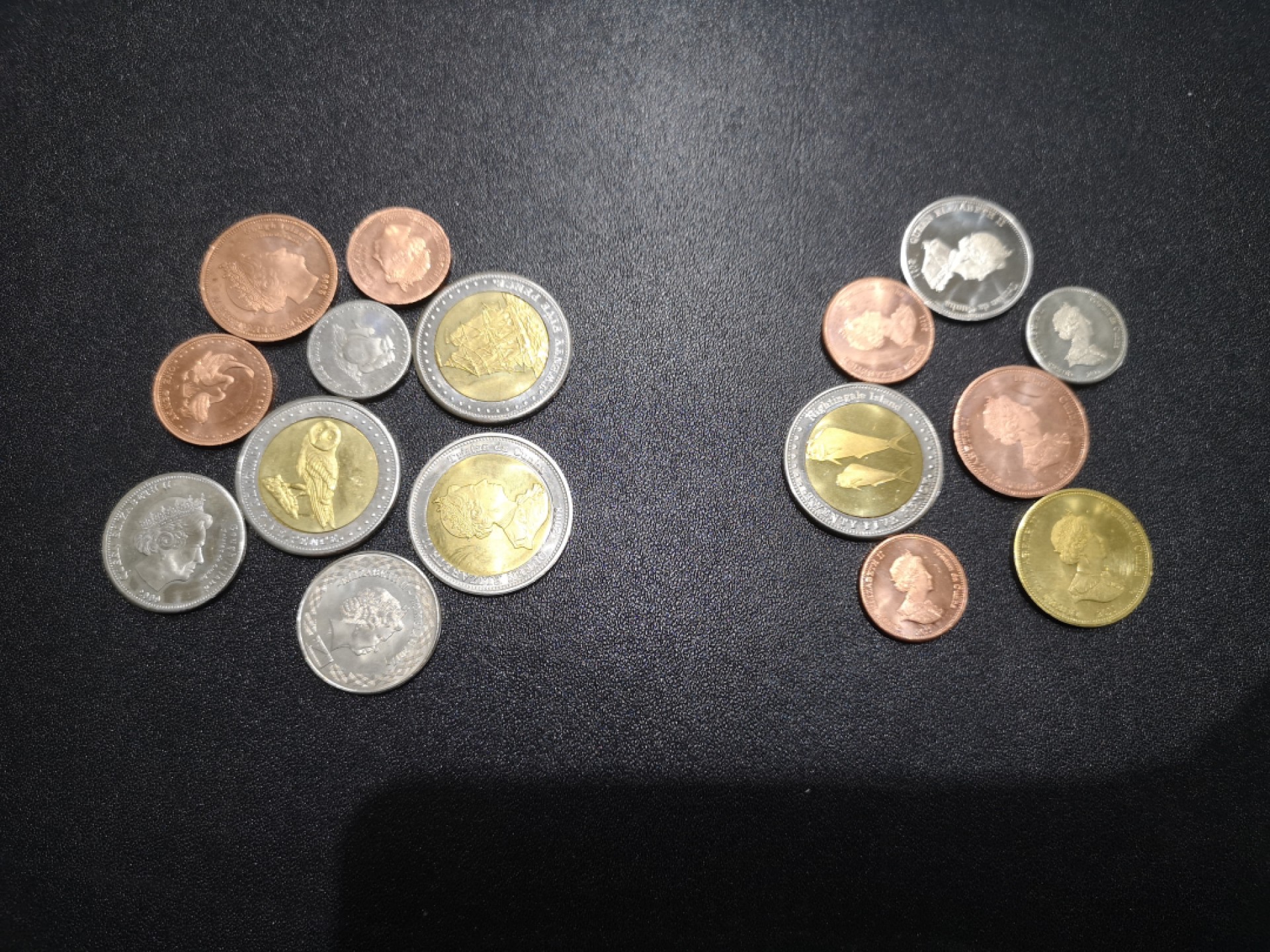 《外钞收藏家》第一百七十一期拍卖（本期97件） 两套女王硬币 包含三枚双色币